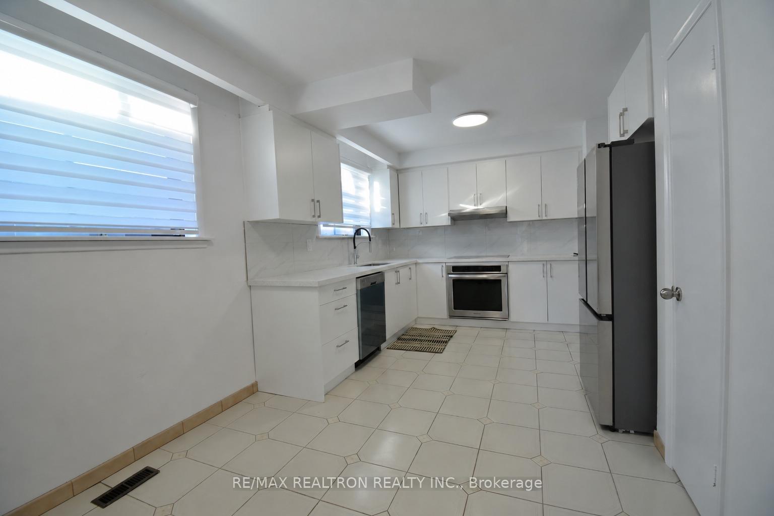 46 Conamore Crescent, Toronto W05 — photo 3 of 5