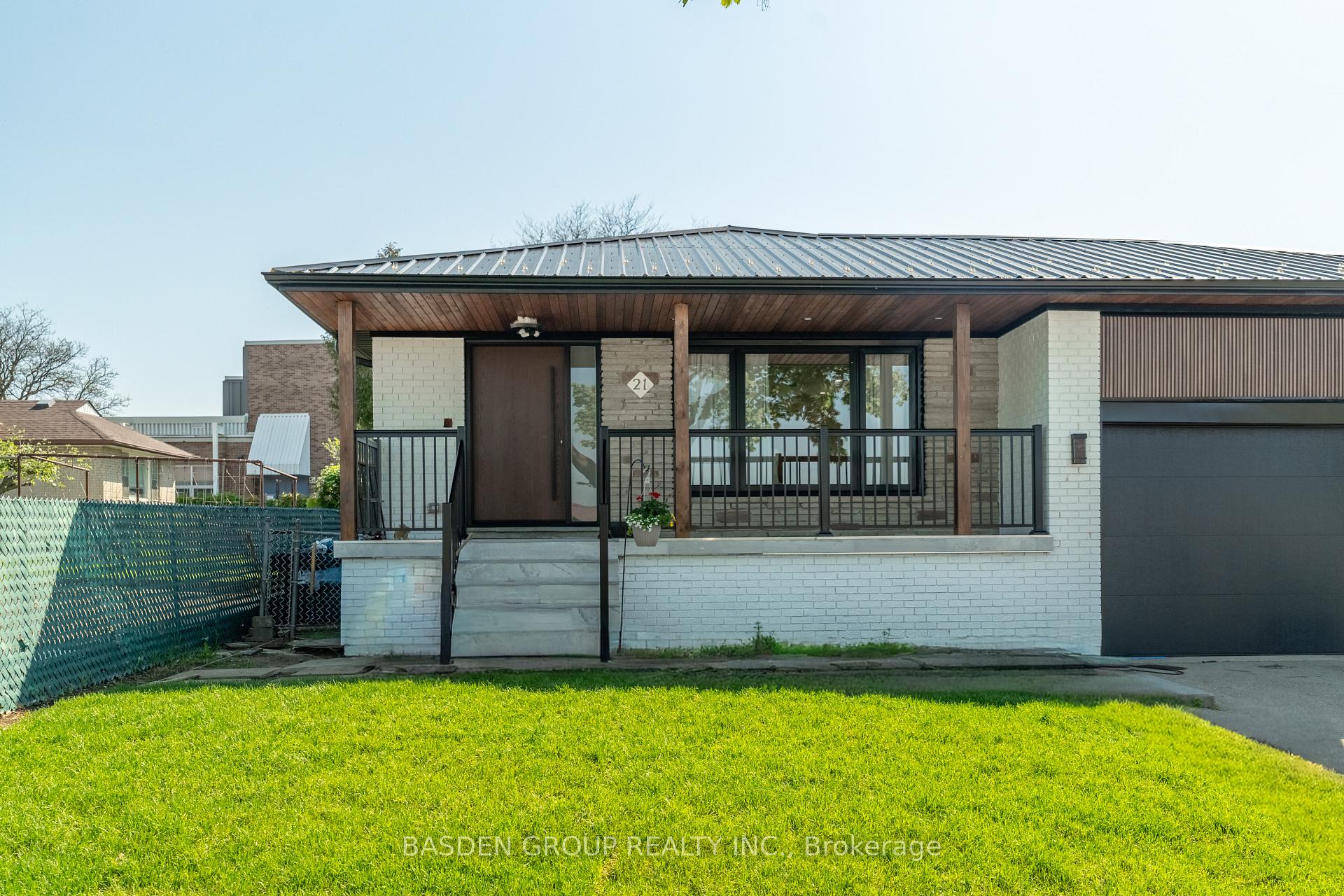 21 Mayberry Road, Toronto W05 — photo 3 of 5