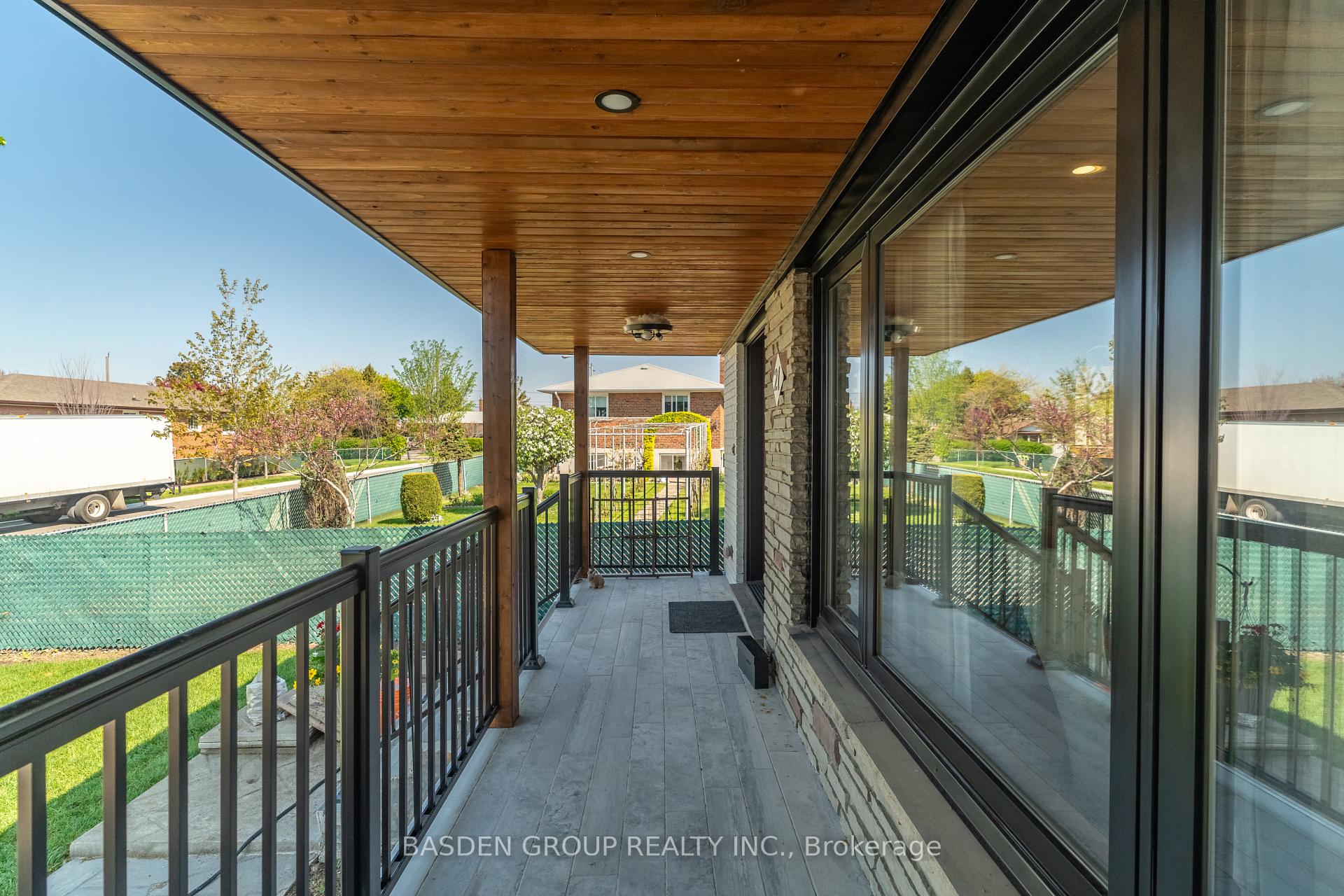 21 Mayberry Road, Toronto W05 — photo 4 of 5