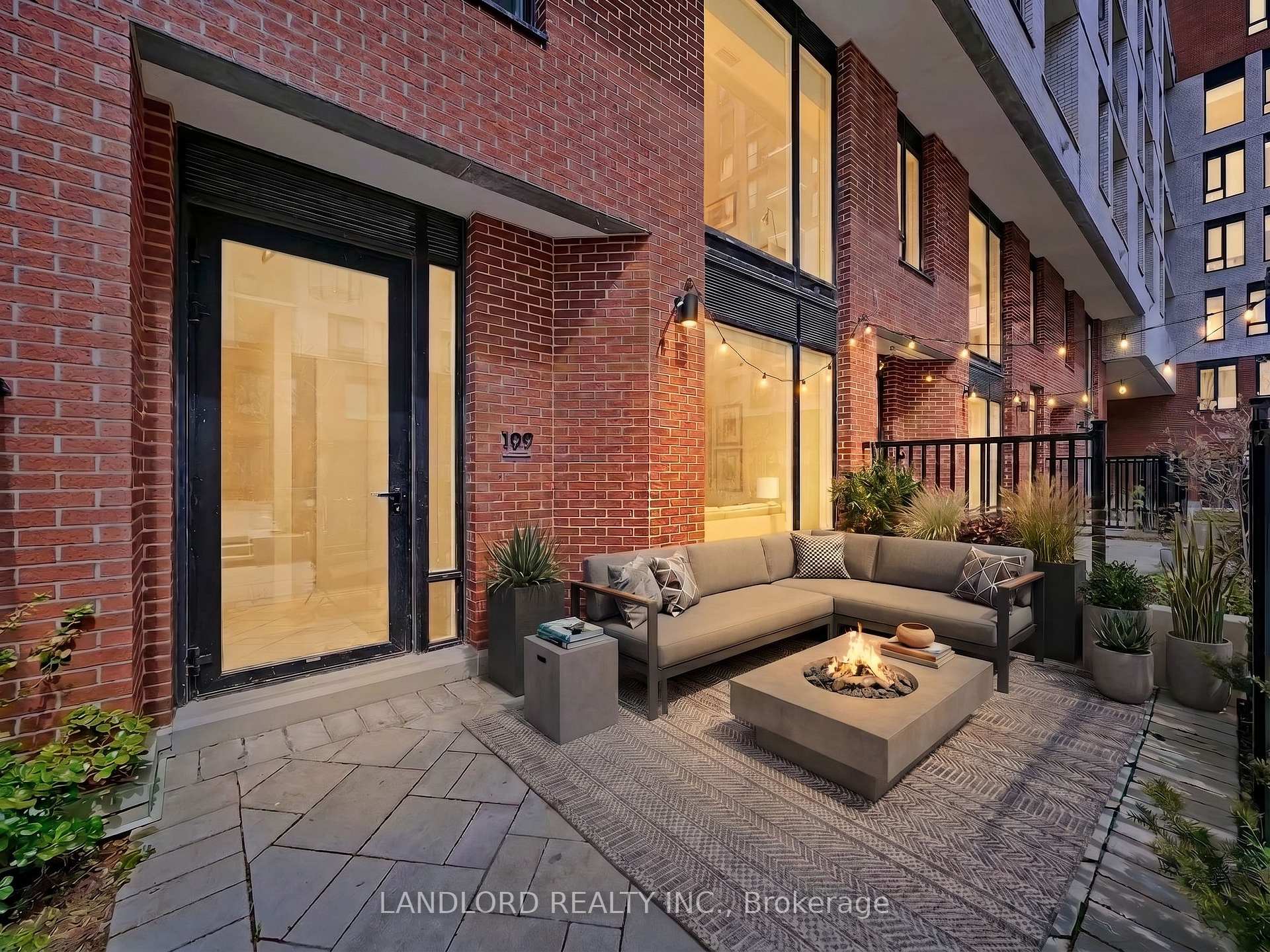 15 Maryport Avenue 109, Toronto W05 — photo 3 of 5