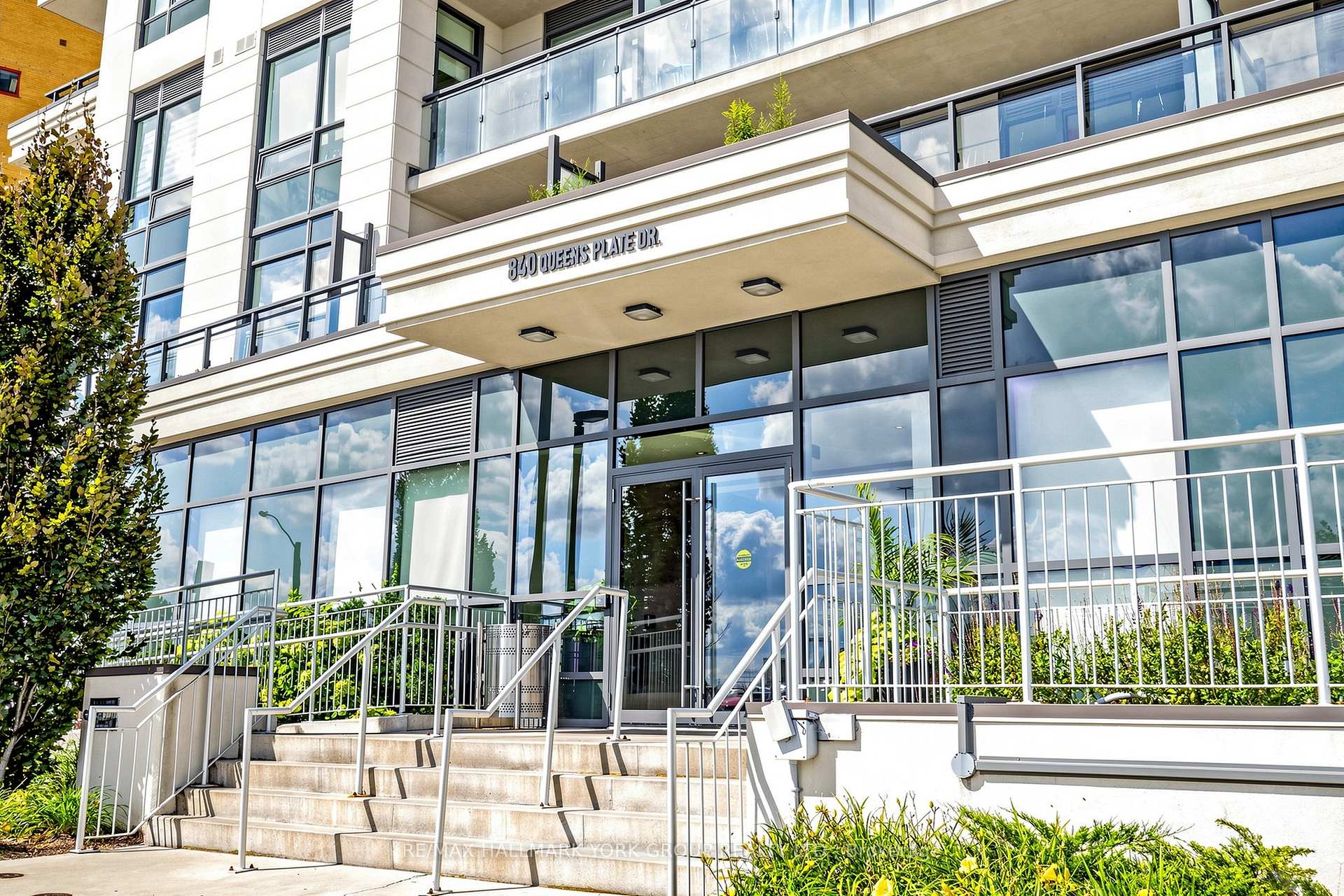 840 Queen's Plate Drive 612, Toronto W10 — photo 2 of 5
