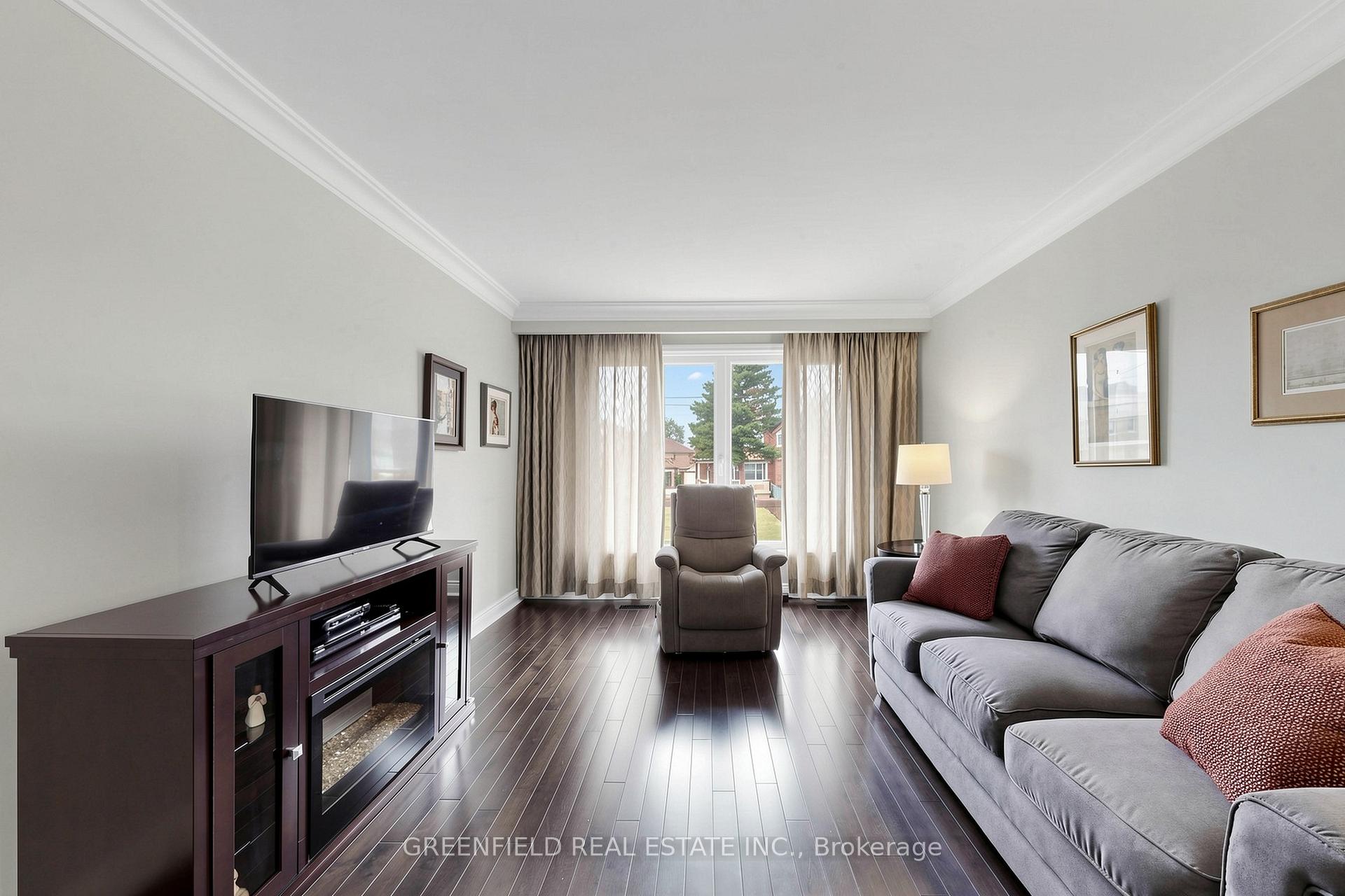 87 Mulholland Avenue, Toronto W04 — photo 2 of 5