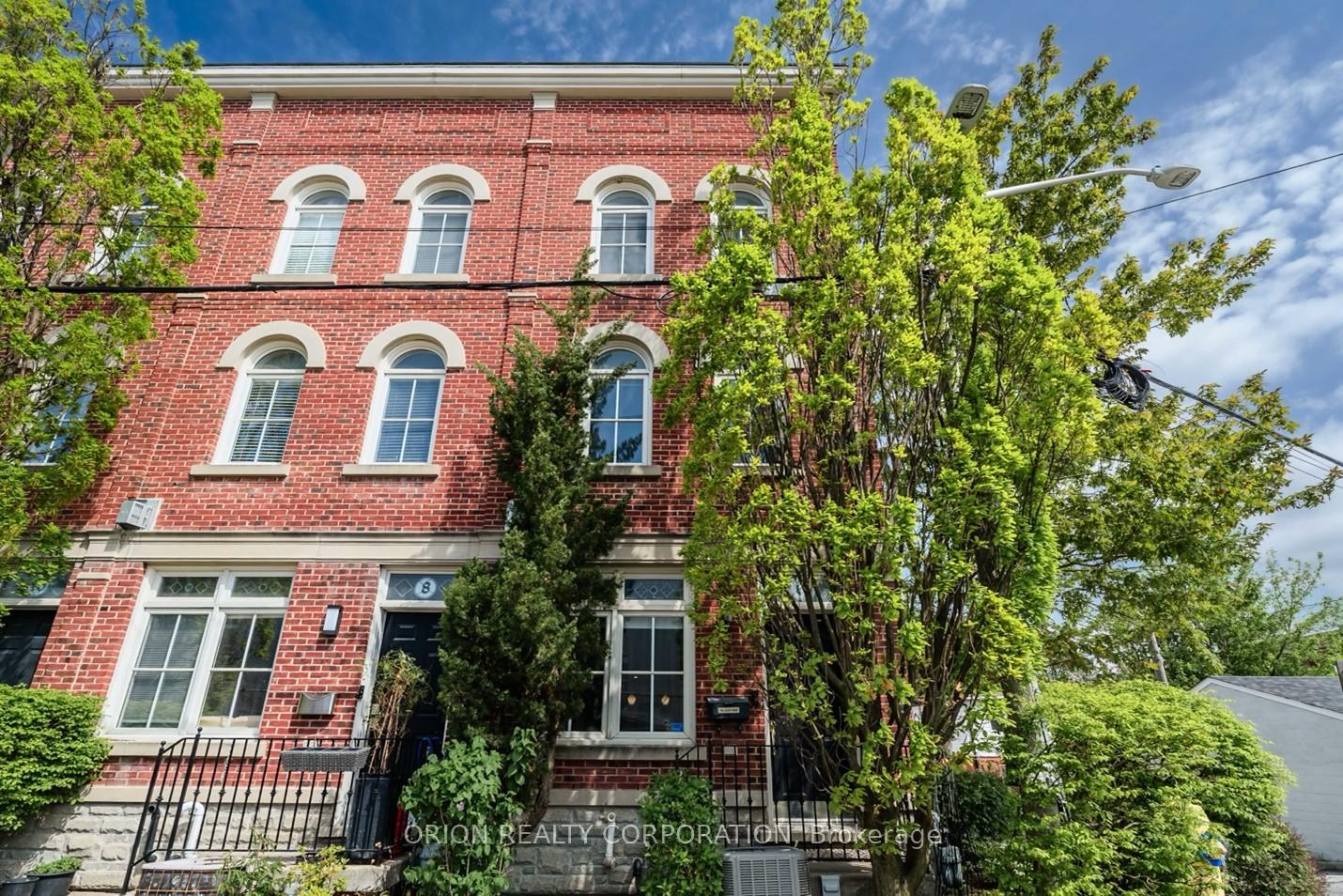 6 St Raymond Heights, Toronto W02, ON M6G 4C2 — Toronto W02, Ontario