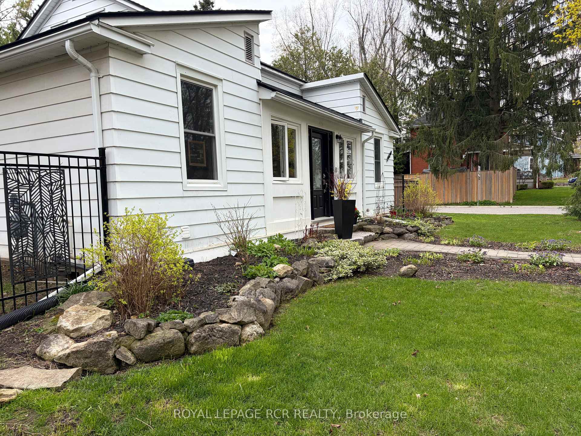 1429 Queen Street, Caledon — photo 3 of 5
