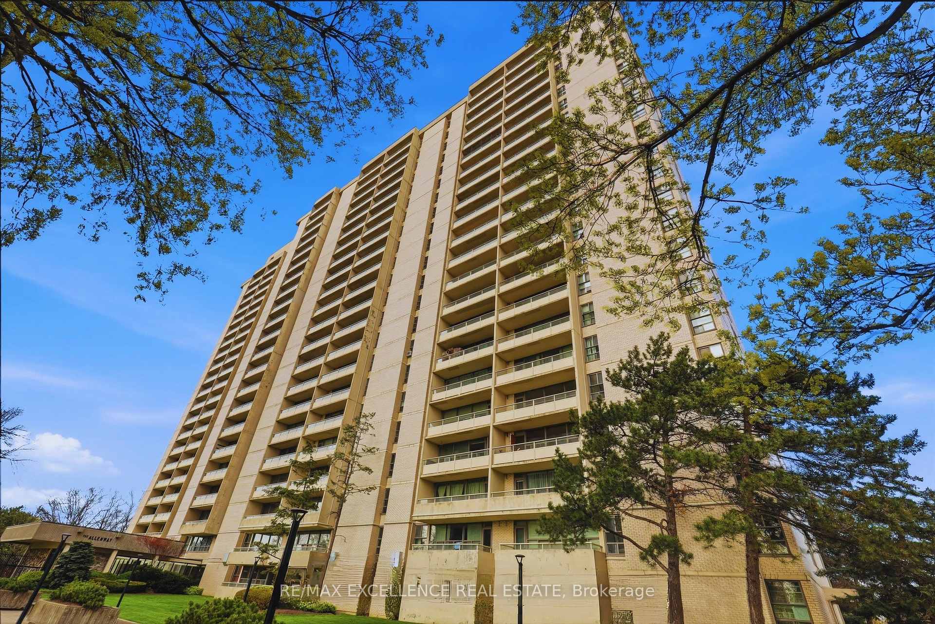 360 Ridelle Avenue 1701, Toronto W04, ON M6B 1K1 — Toronto W04, Ontario