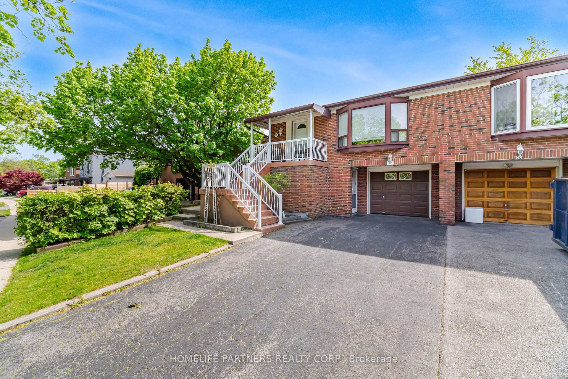 18 Zealand Road, Toronto W09 — photo 2 of 5