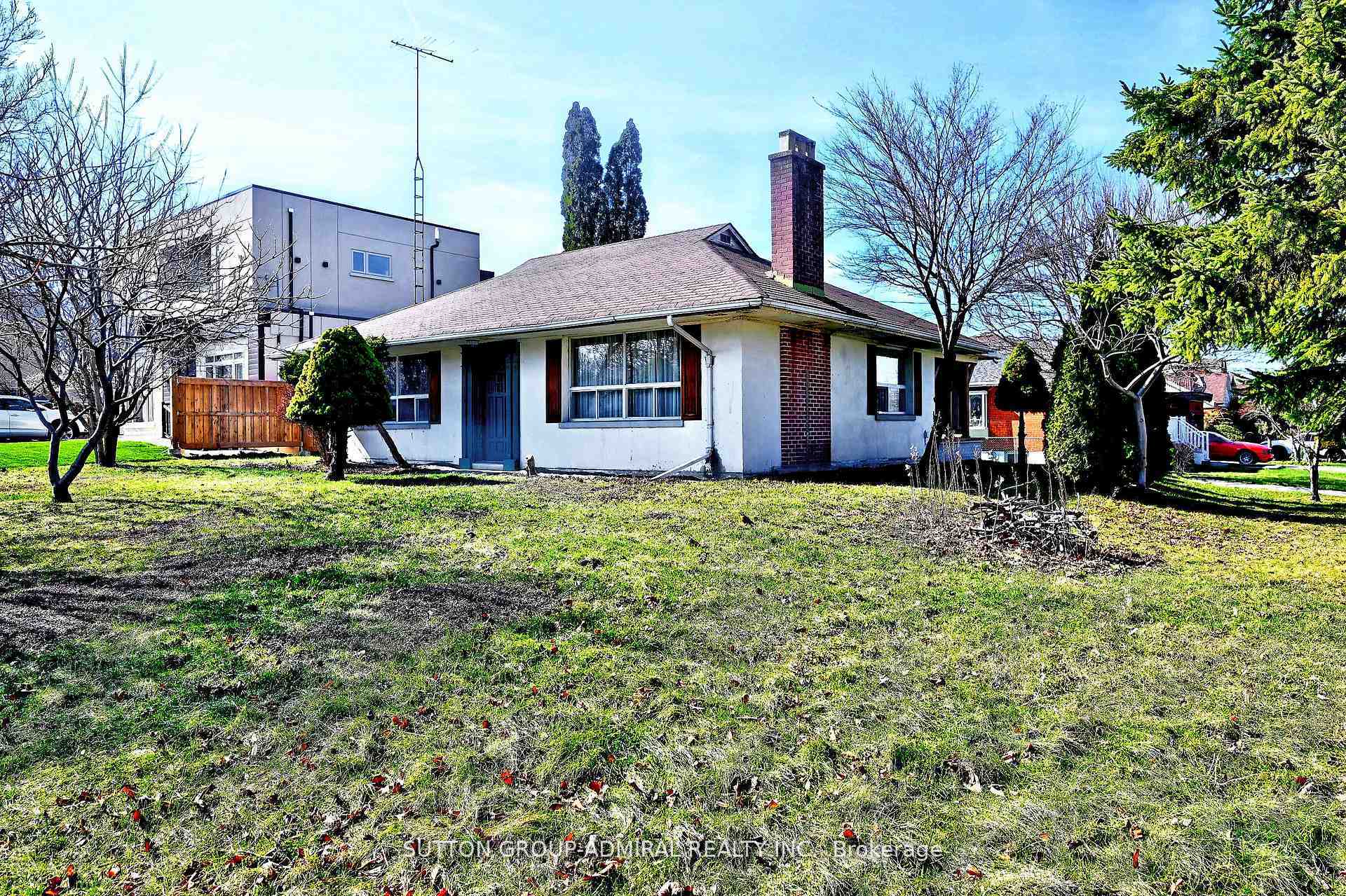 58 Harlow Crescent, Toronto W10 — photo 2 of 5