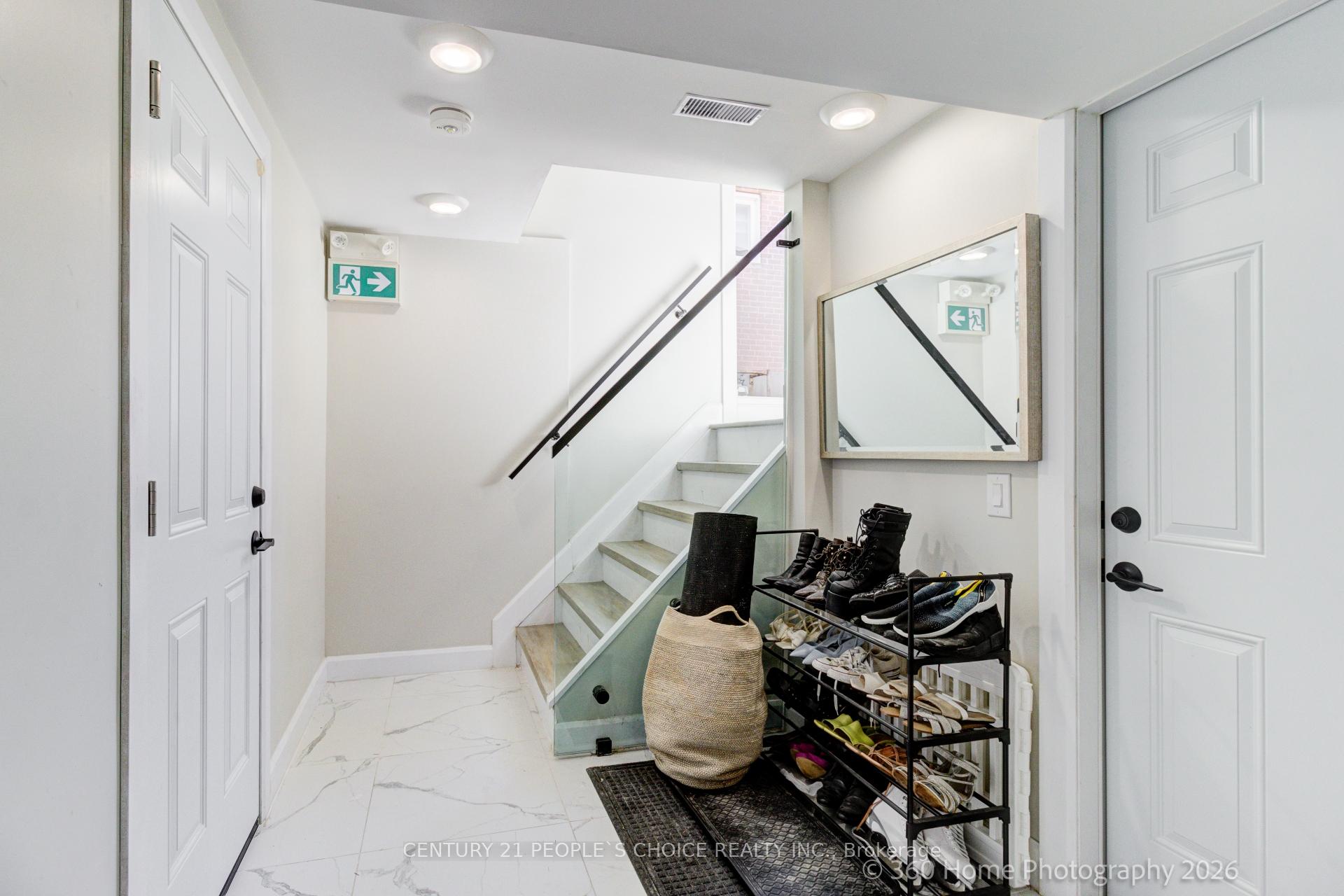 37 Bentworth Avenue Lower, Toronto W04 — photo 4 of 5