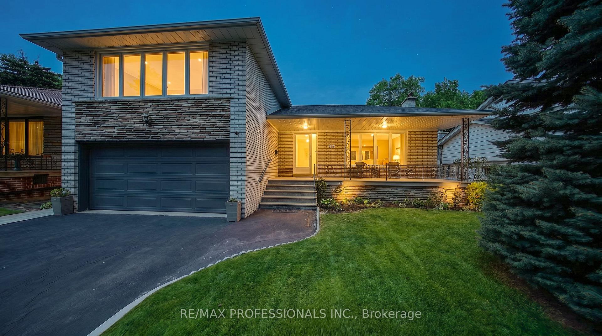 14 Widdicombe Hill, Toronto W09 — photo 2 of 5