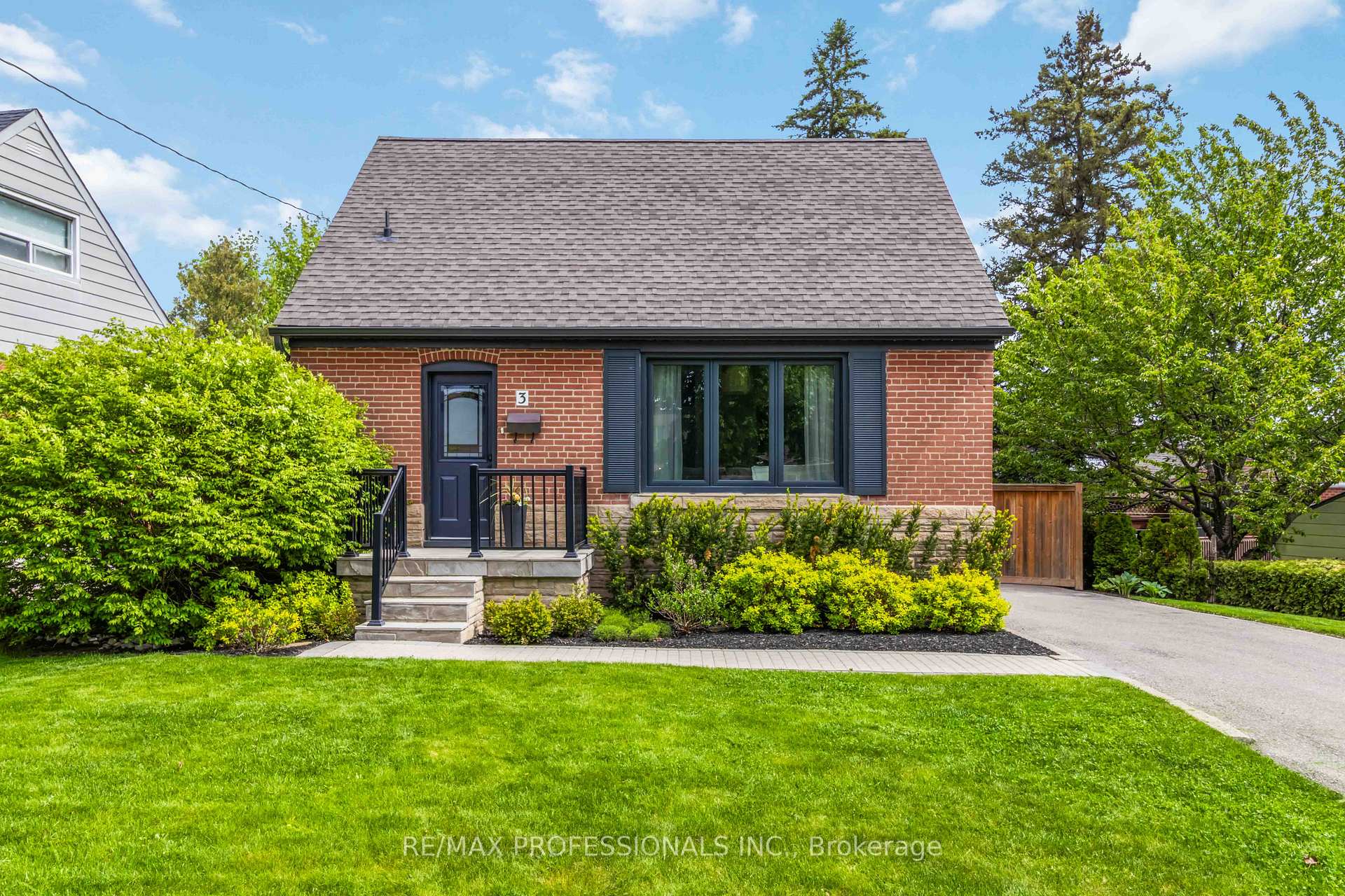 3 Snaresbrook Drive, Toronto W10, ON M9W 2N5 — Toronto W10, Ontario