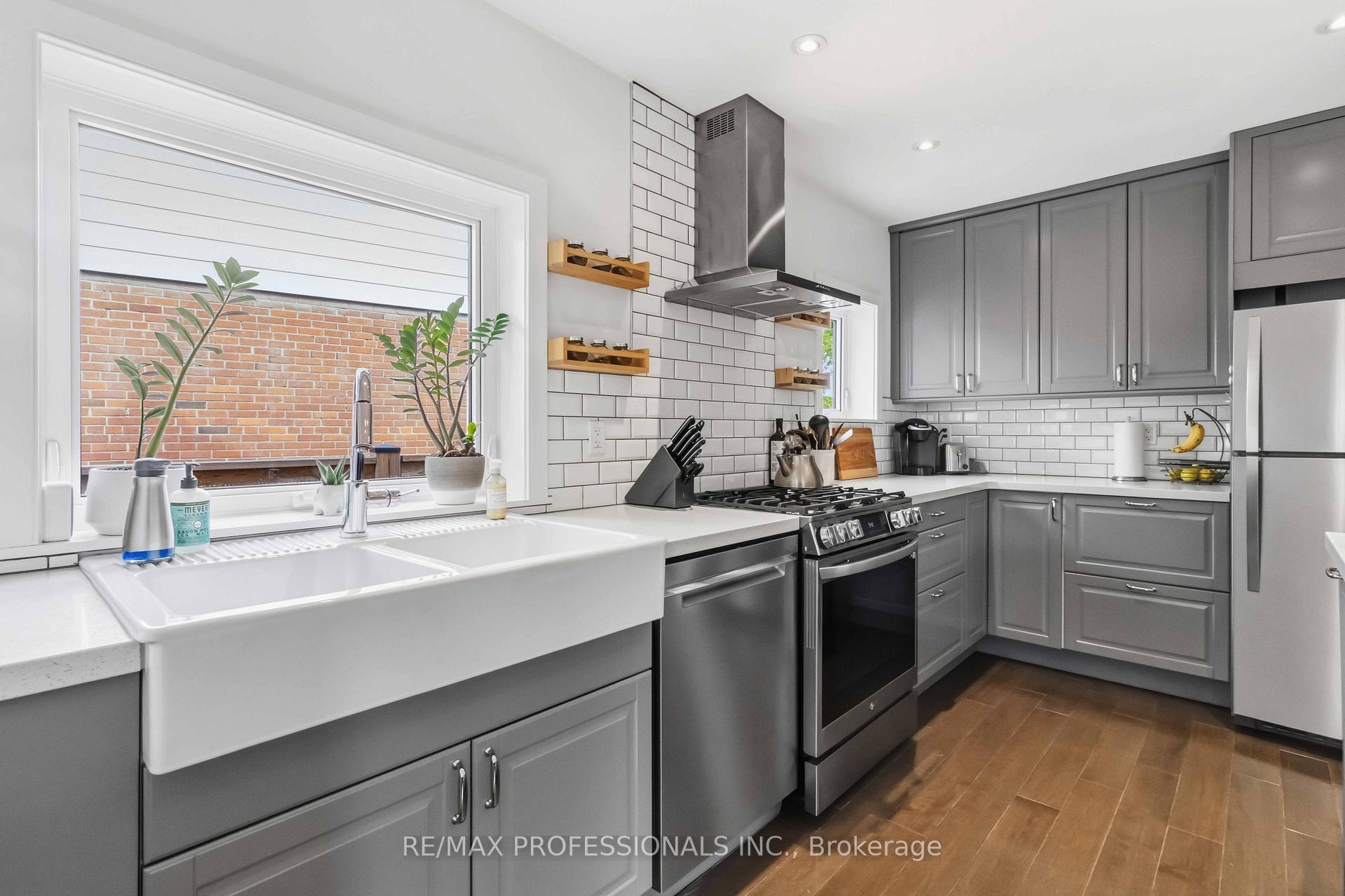 3 Snaresbrook Drive, Toronto W10 — photo 3 of 5