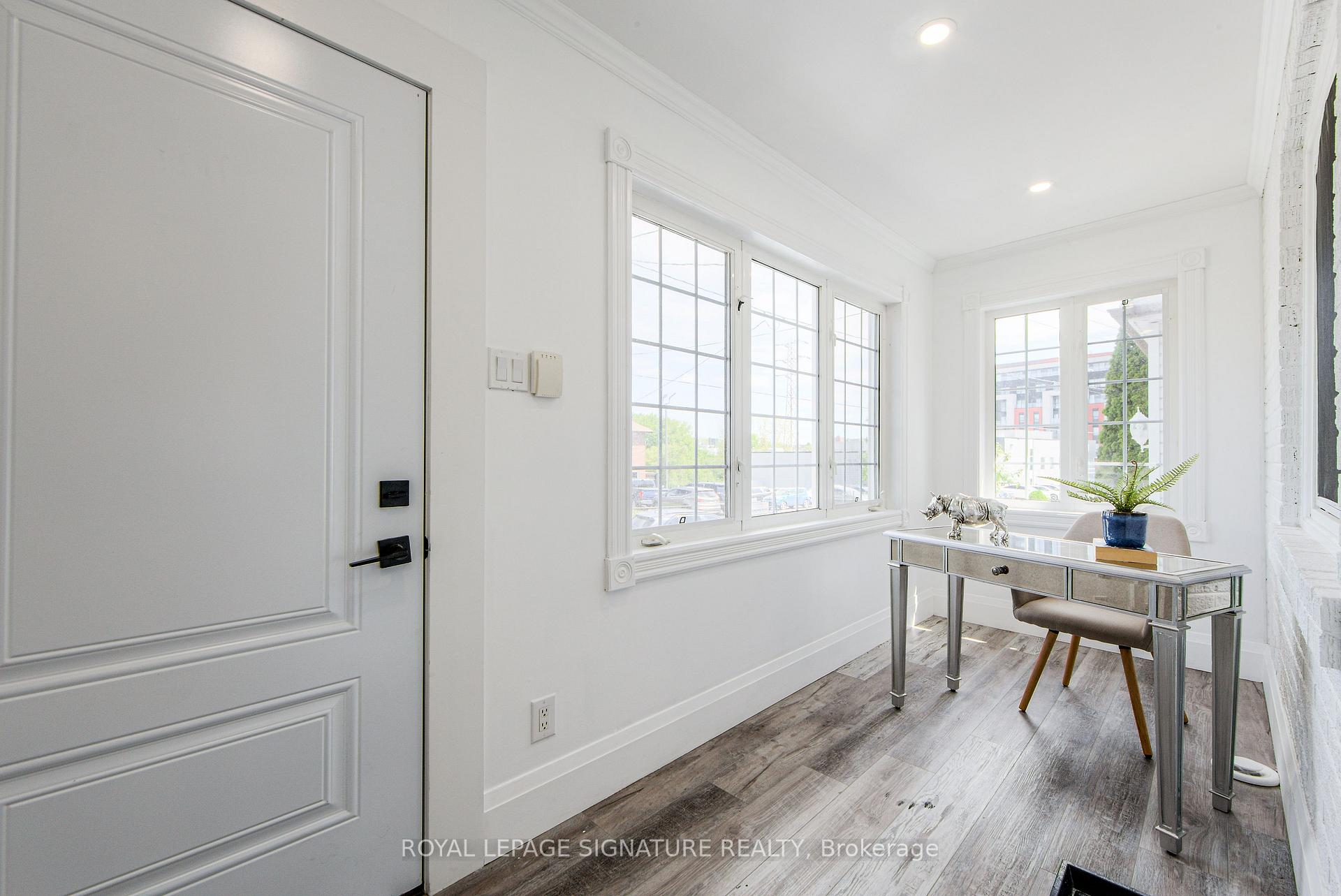 19 Schell Avenue, Toronto W04 — photo 2 of 5