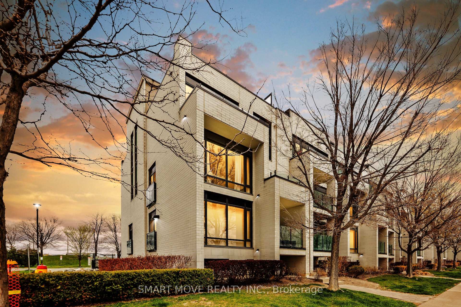 138 Widdicombe Hill Boulevard 716, Toronto W09, ON M9R 0A9 — Toronto W09, Ontario