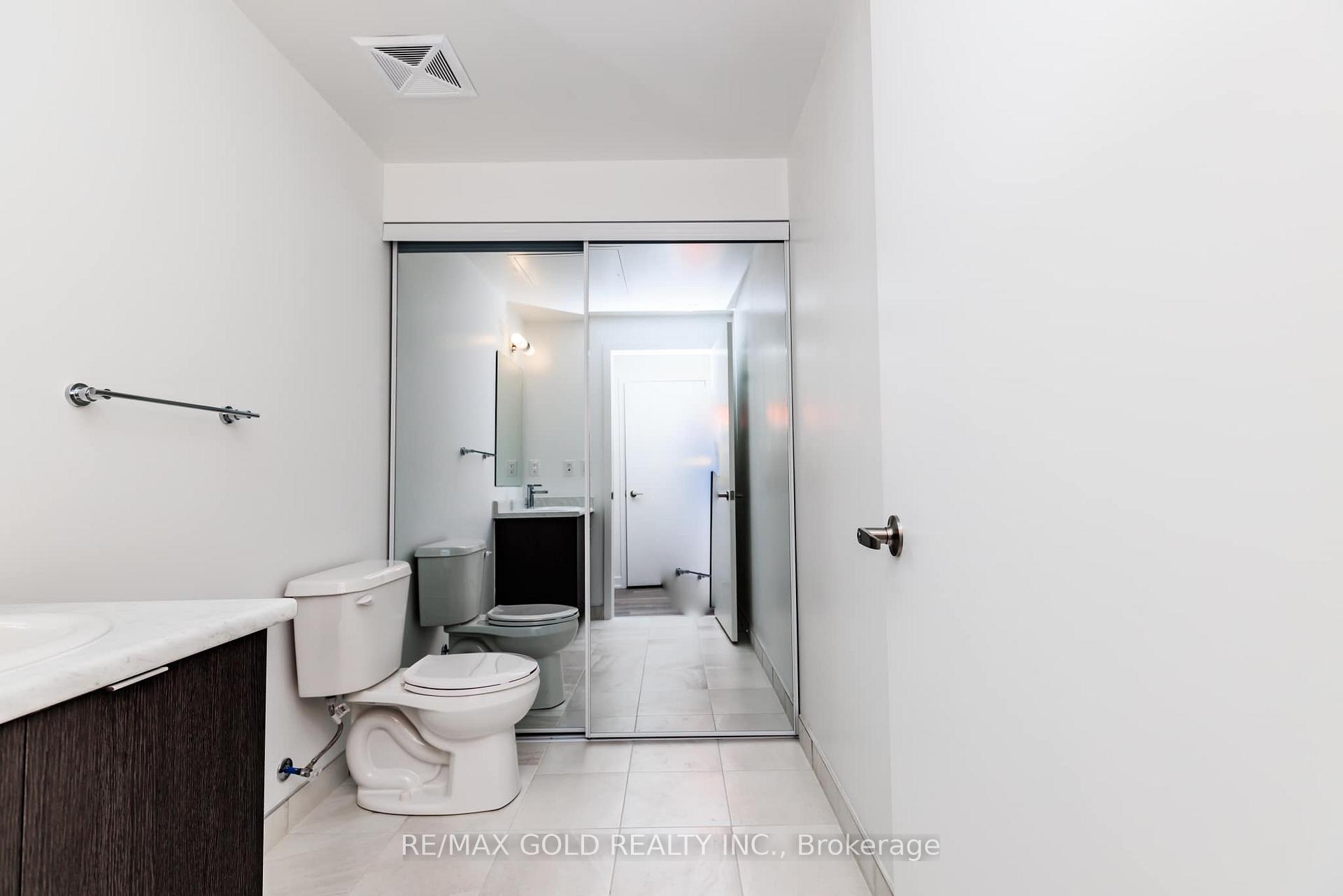 140 Canon Jackson Drive 210, Toronto W04 — photo 3 of 5