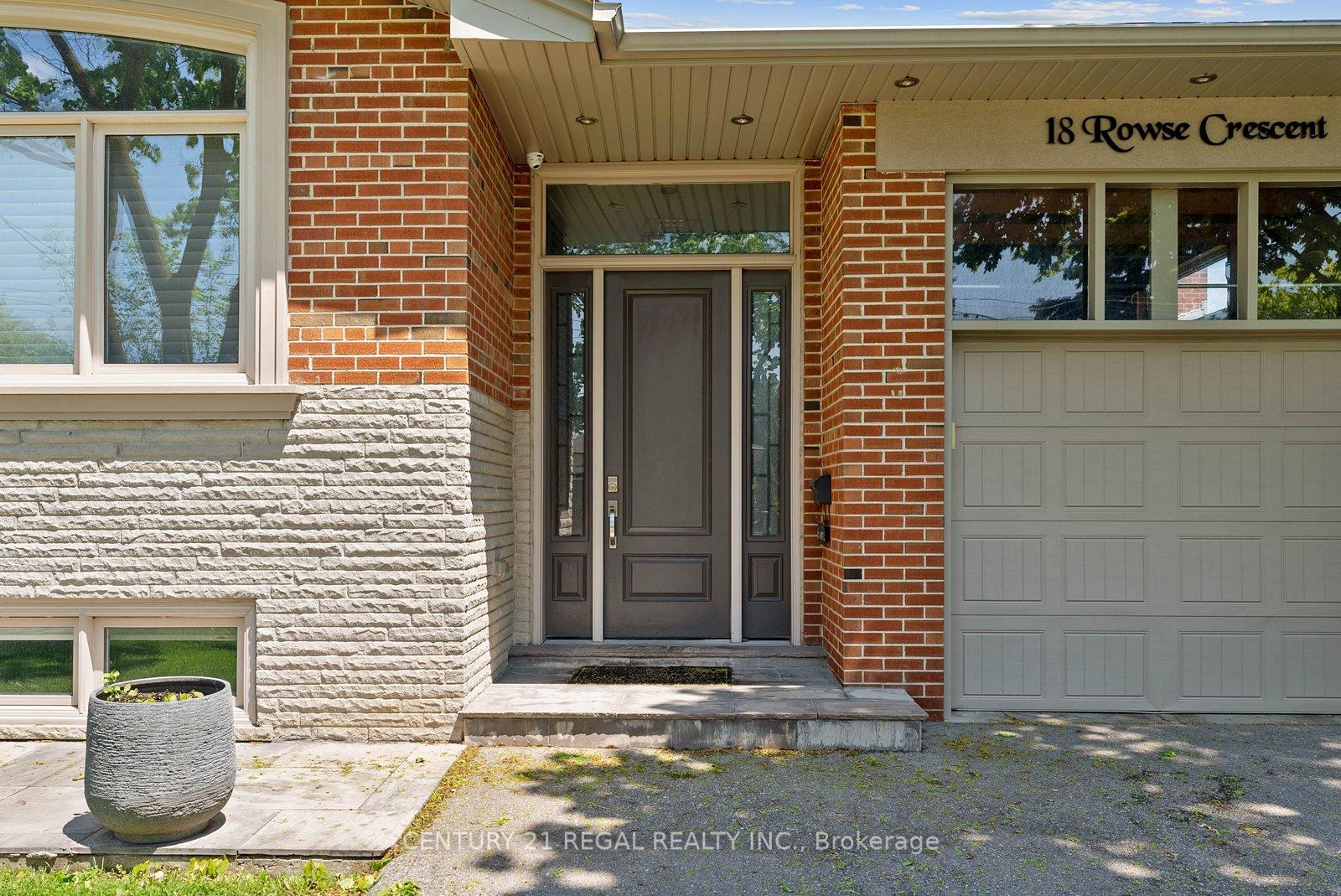 18 Rowse Crescent, Toronto W09 — photo 2 of 5
