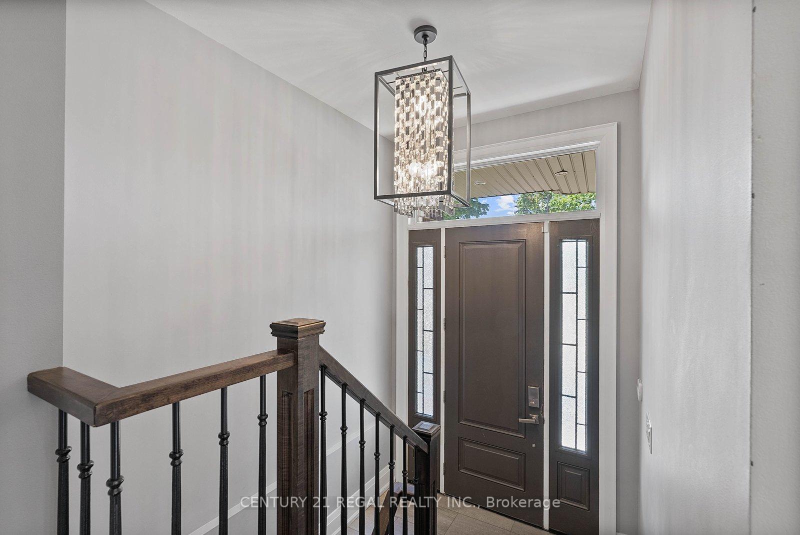 18 Rowse Crescent, Toronto W09 — photo 3 of 5