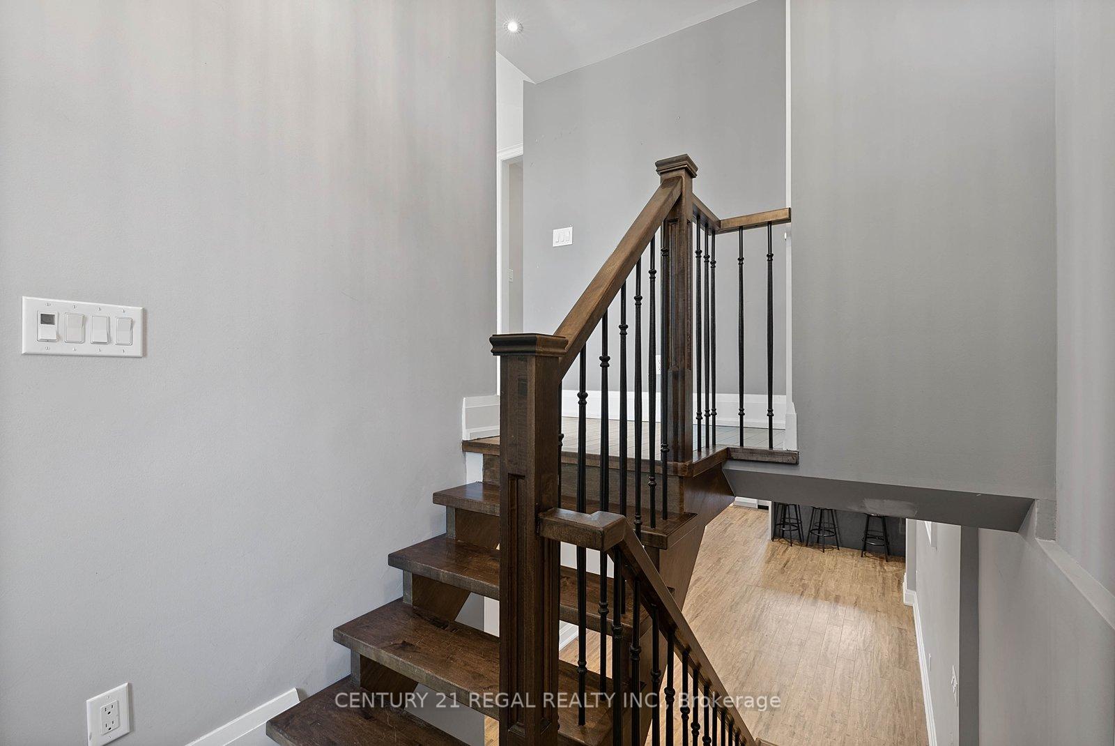 18 Rowse Crescent, Toronto W09 — photo 4 of 5