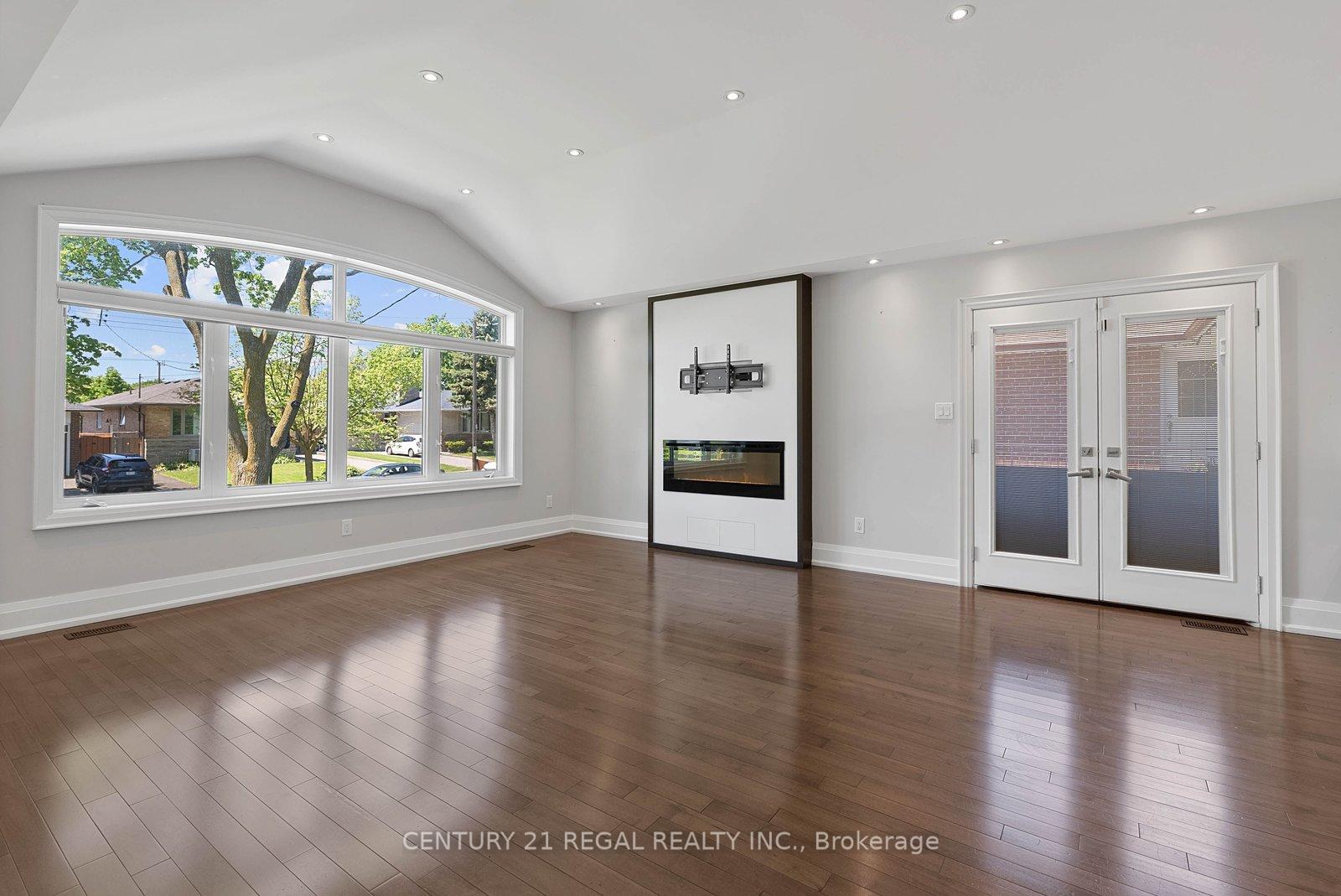 18 Rowse Crescent, Toronto W09 — photo 5 of 5