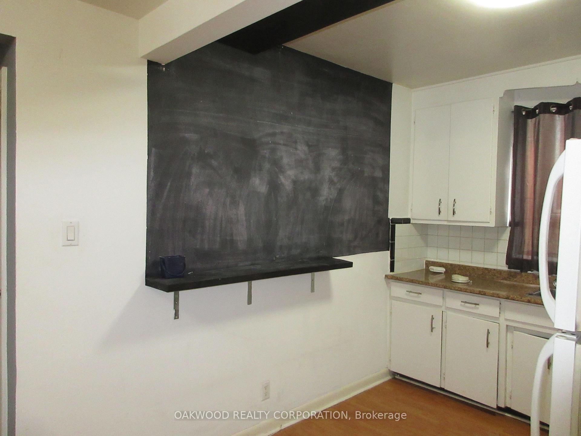 1476 EGLINTON Avenue W 2, Toronto W04 — photo 2 of 5