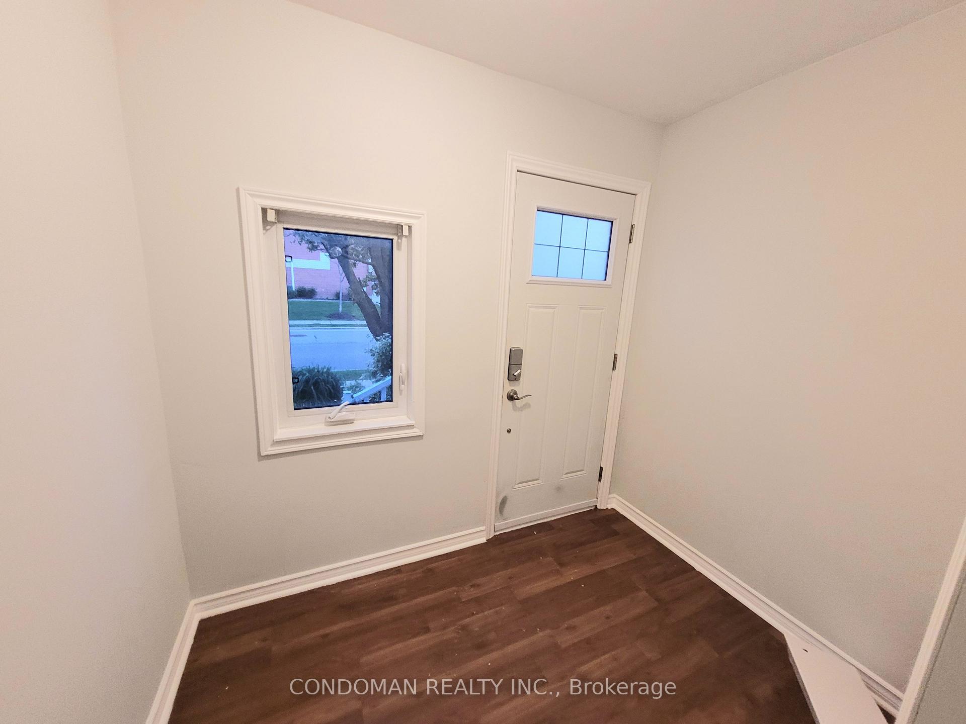 22 Fairfield Avenue, Toronto W06 — photo 3 of 5