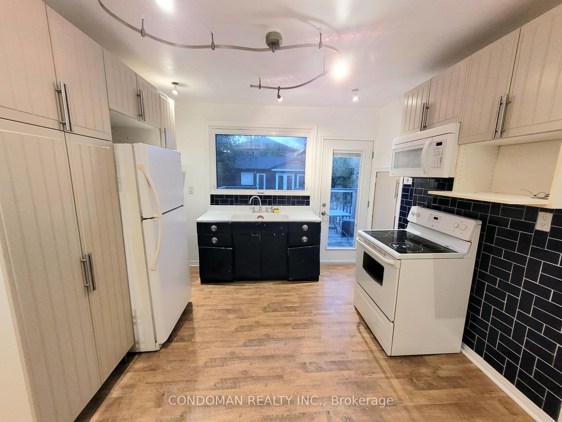 22 Fairfield Avenue, Toronto W06 — photo 4 of 5