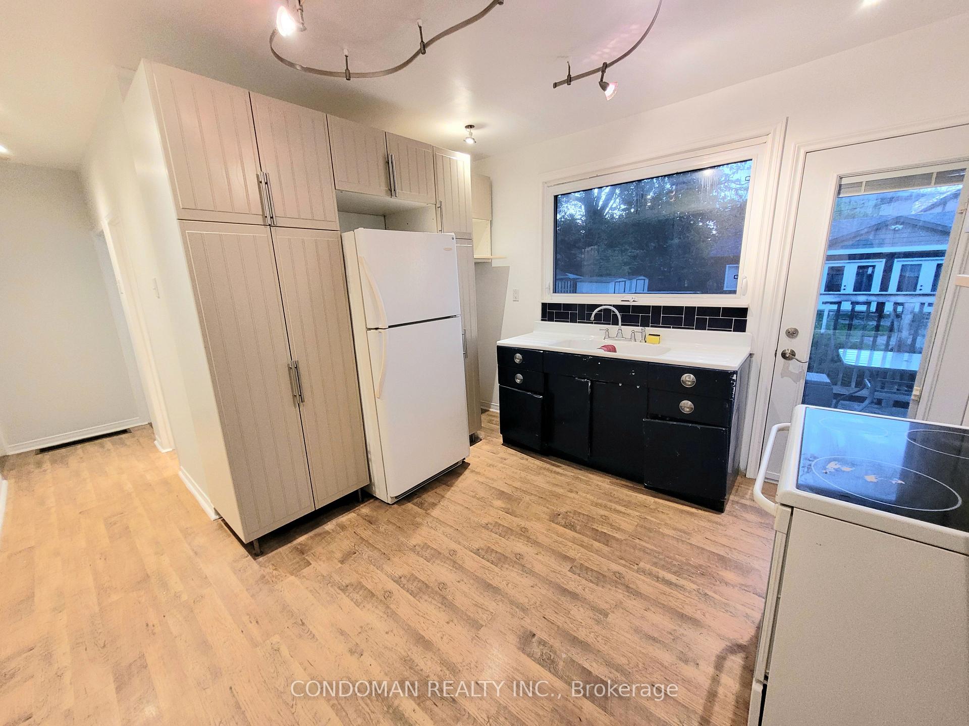 22 Fairfield Avenue, Toronto W06 — photo 5 of 5