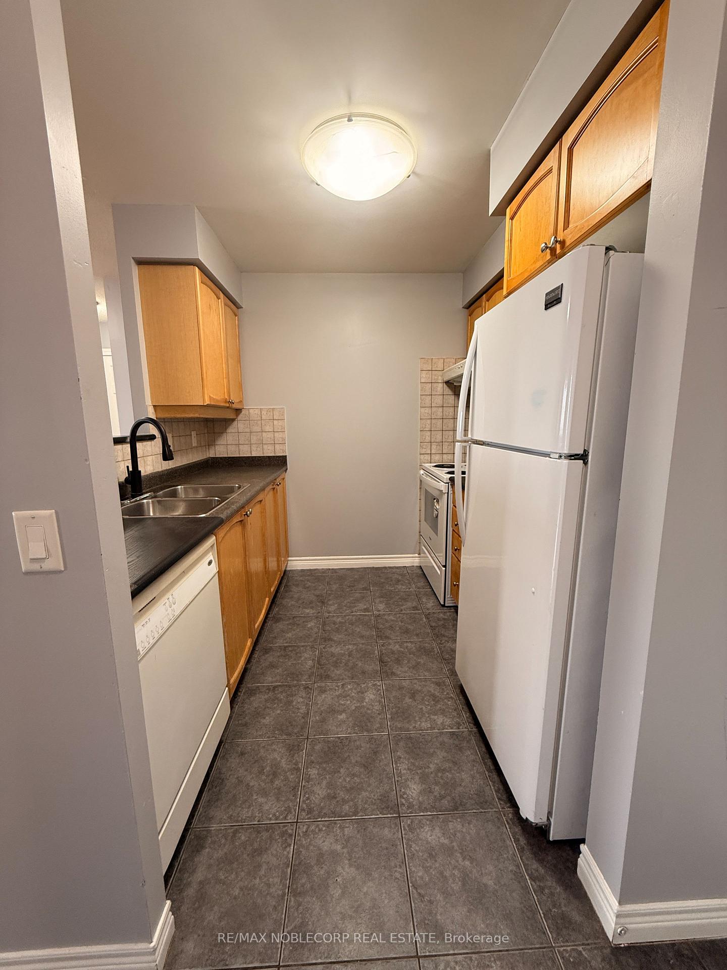 710 Humberwood Boulevard 2504, Toronto W10 — photo 4 of 5