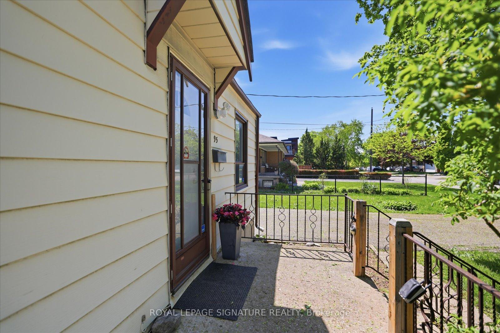95 Glen Long Avenue, Toronto W04 — photo 4 of 5