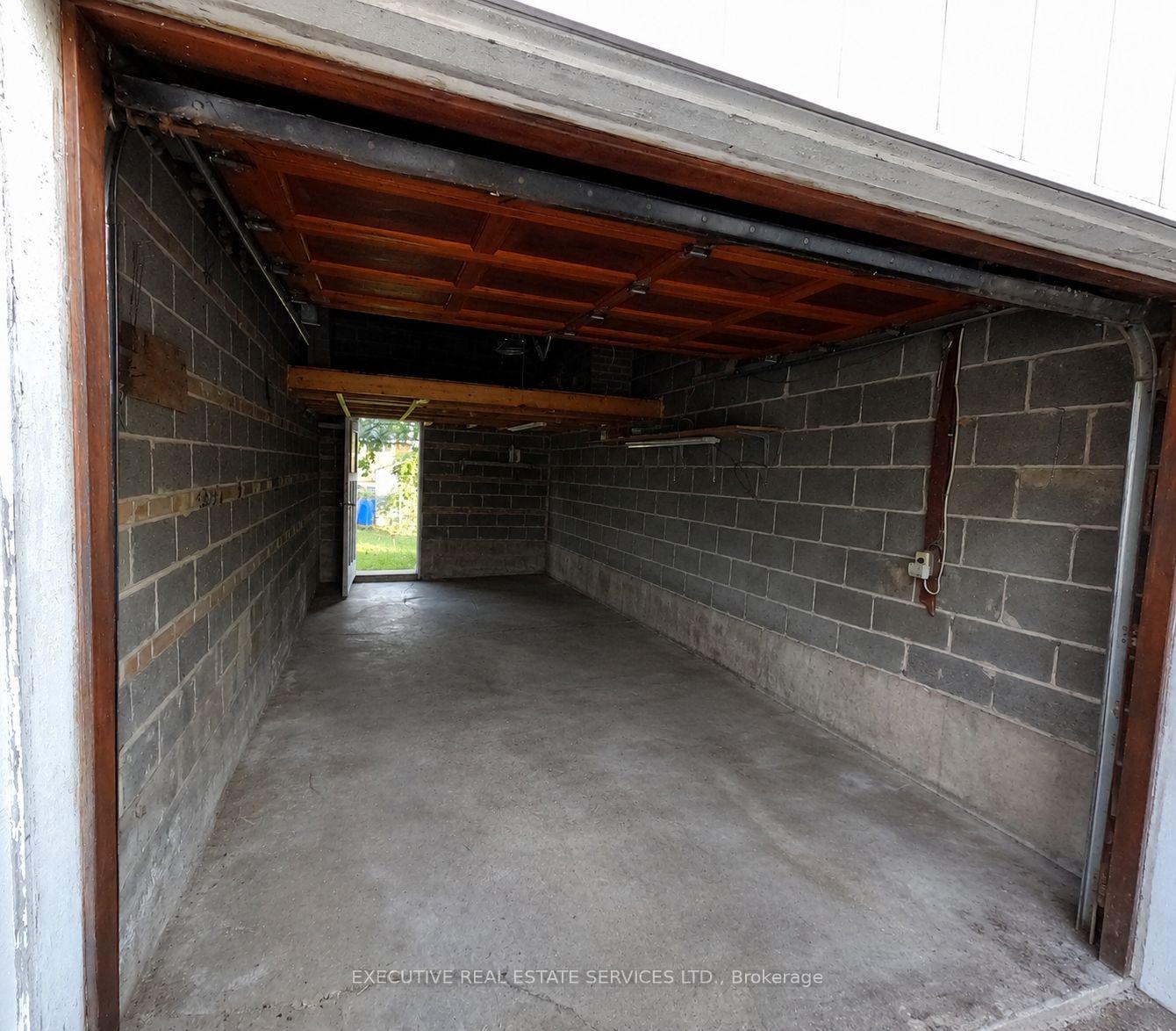 41 Ludgate Drive, Toronto W10 — photo 2 of 5