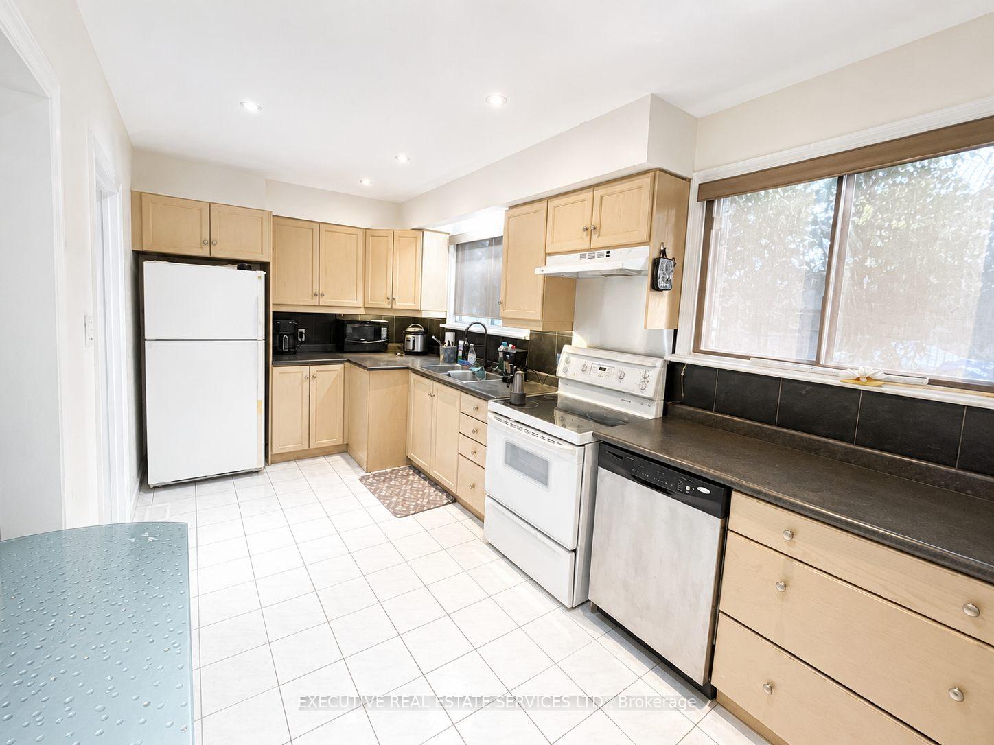 41 Ludgate Drive, Toronto W10 — photo 4 of 5