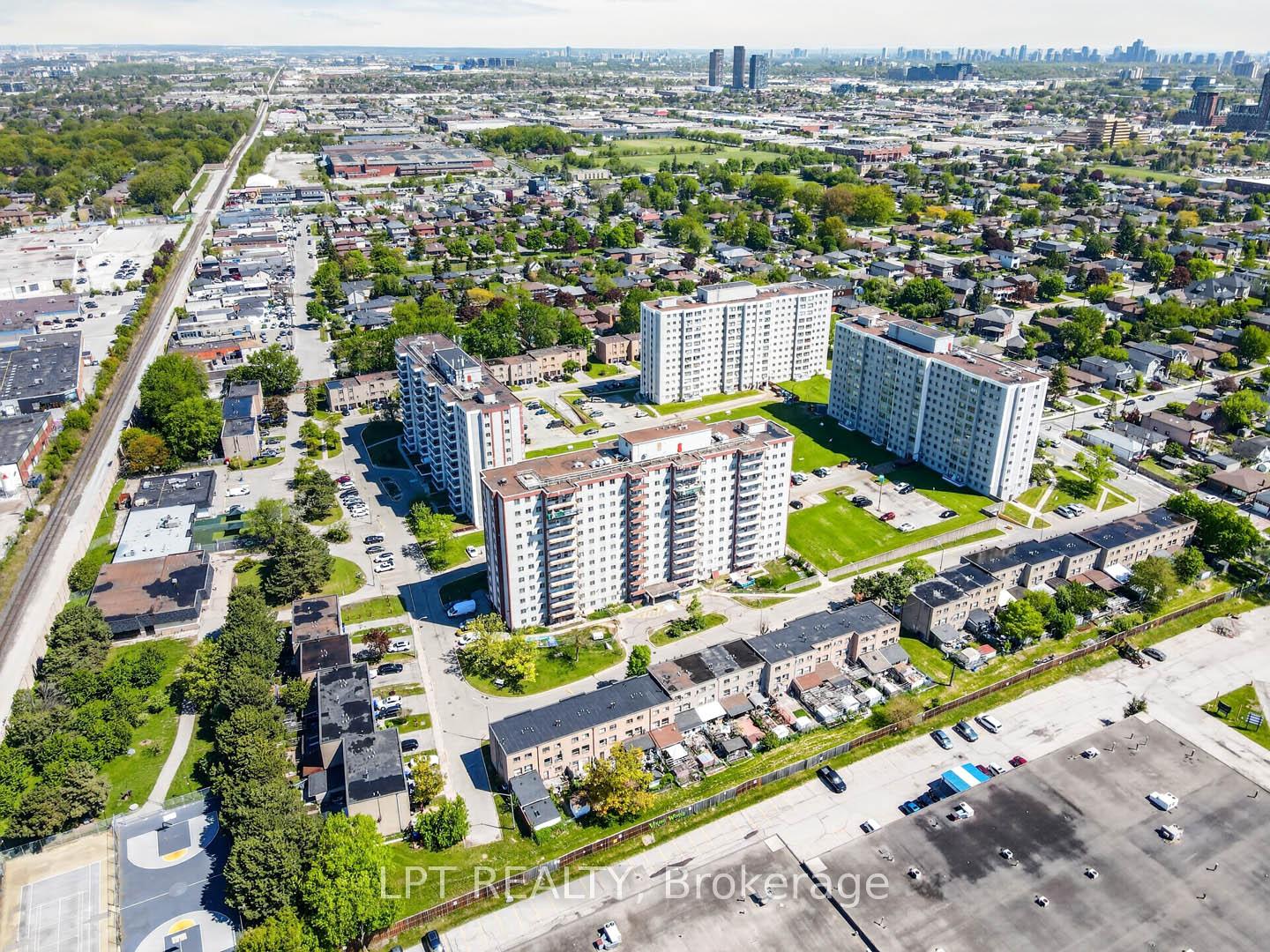 50 Lotherton Pathway 703, Toronto W04, ON M6B 2G7 — Toronto W04, Ontario