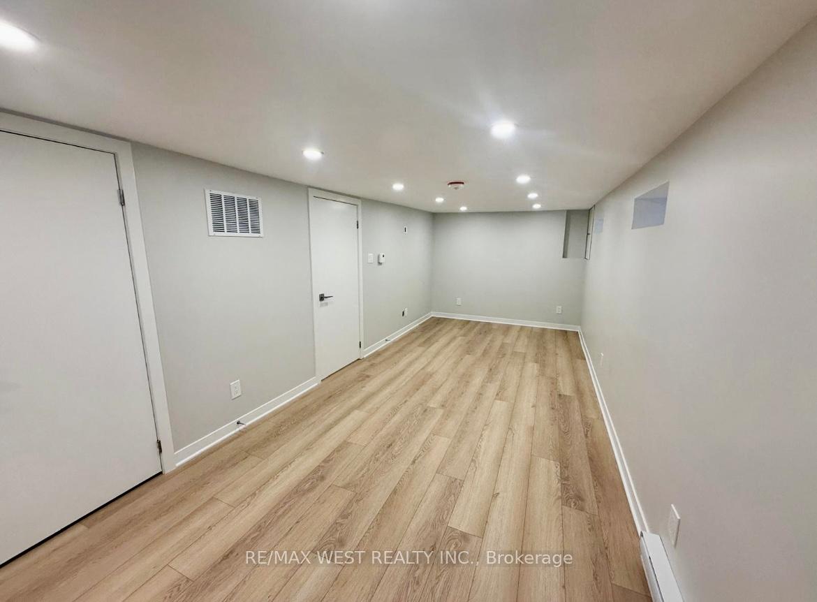 10 Vimy Avenue Bsmt, Toronto W04 — photo 4 of 5