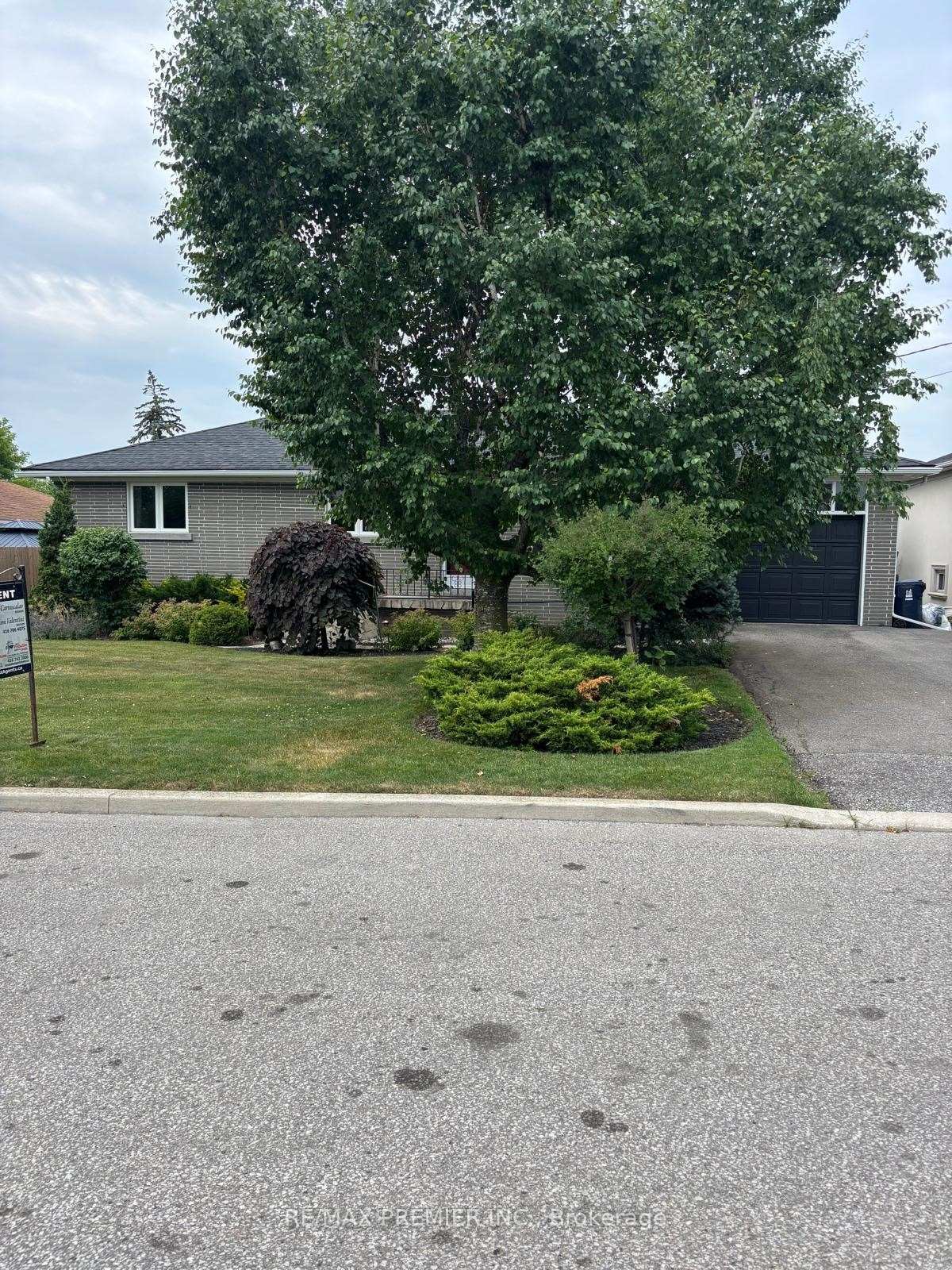 4 Weldon Court, Toronto W04 — photo 2 of 5
