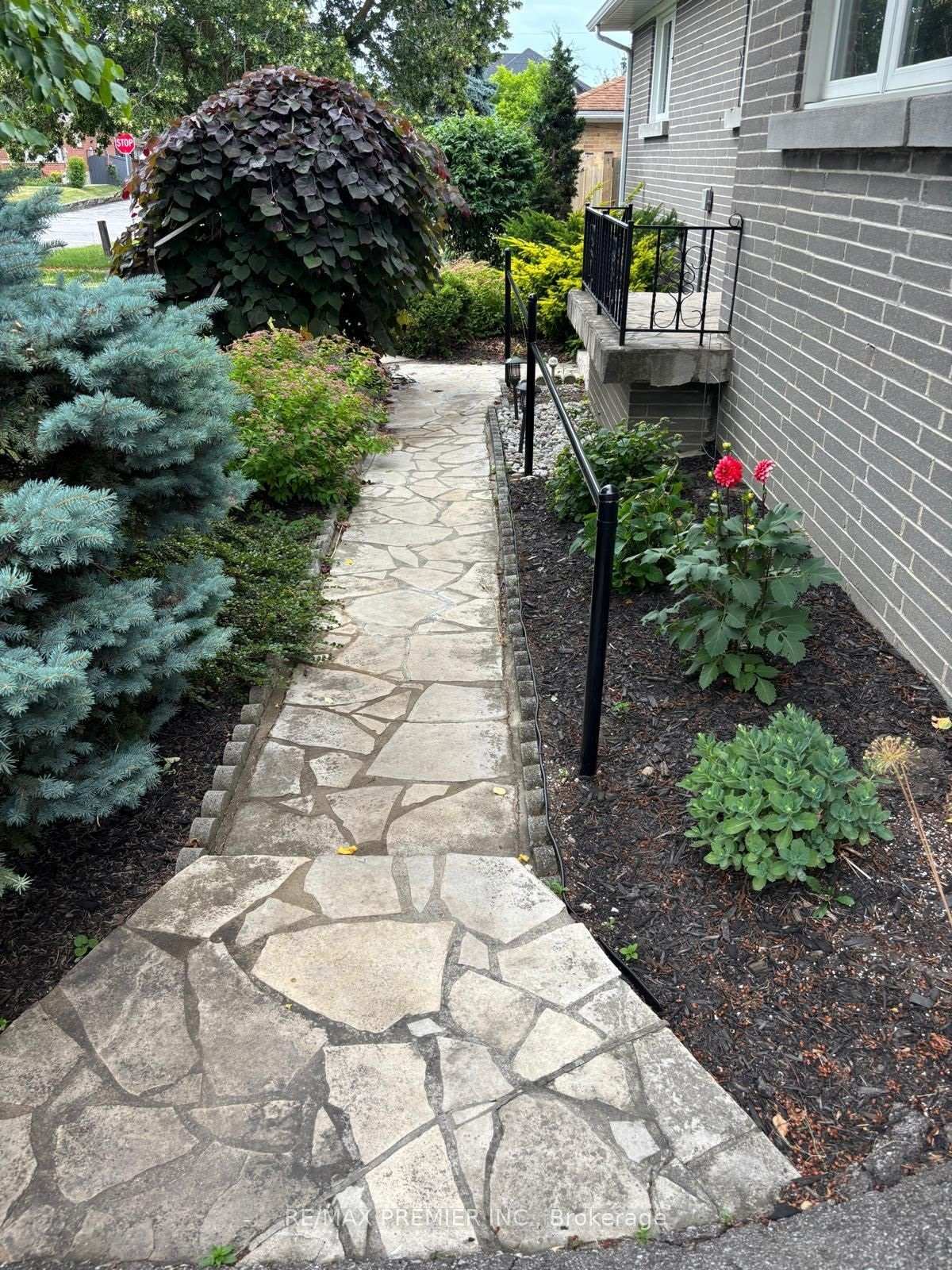 4 Weldon Court, Toronto W04 — photo 5 of 5