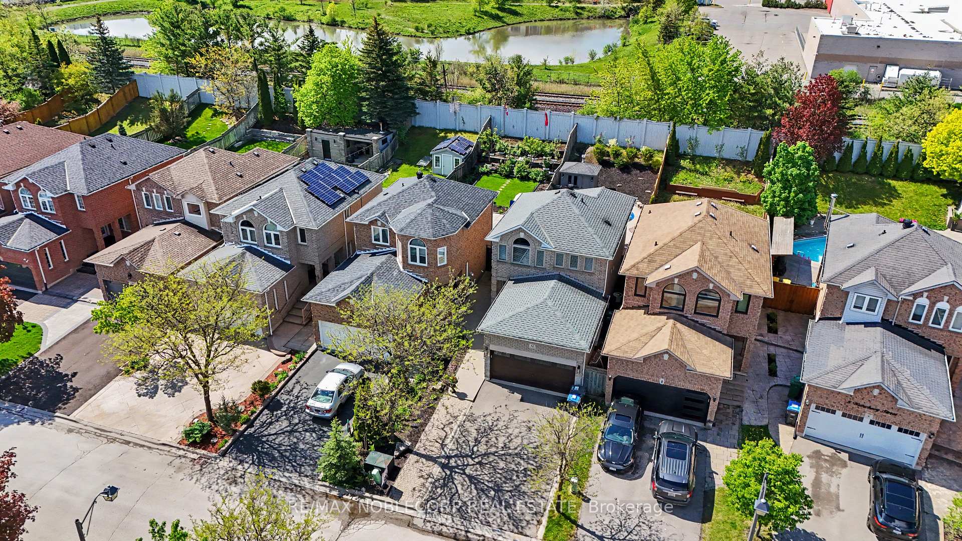 12 Waterbury Street, Caledon — photo 4 of 5