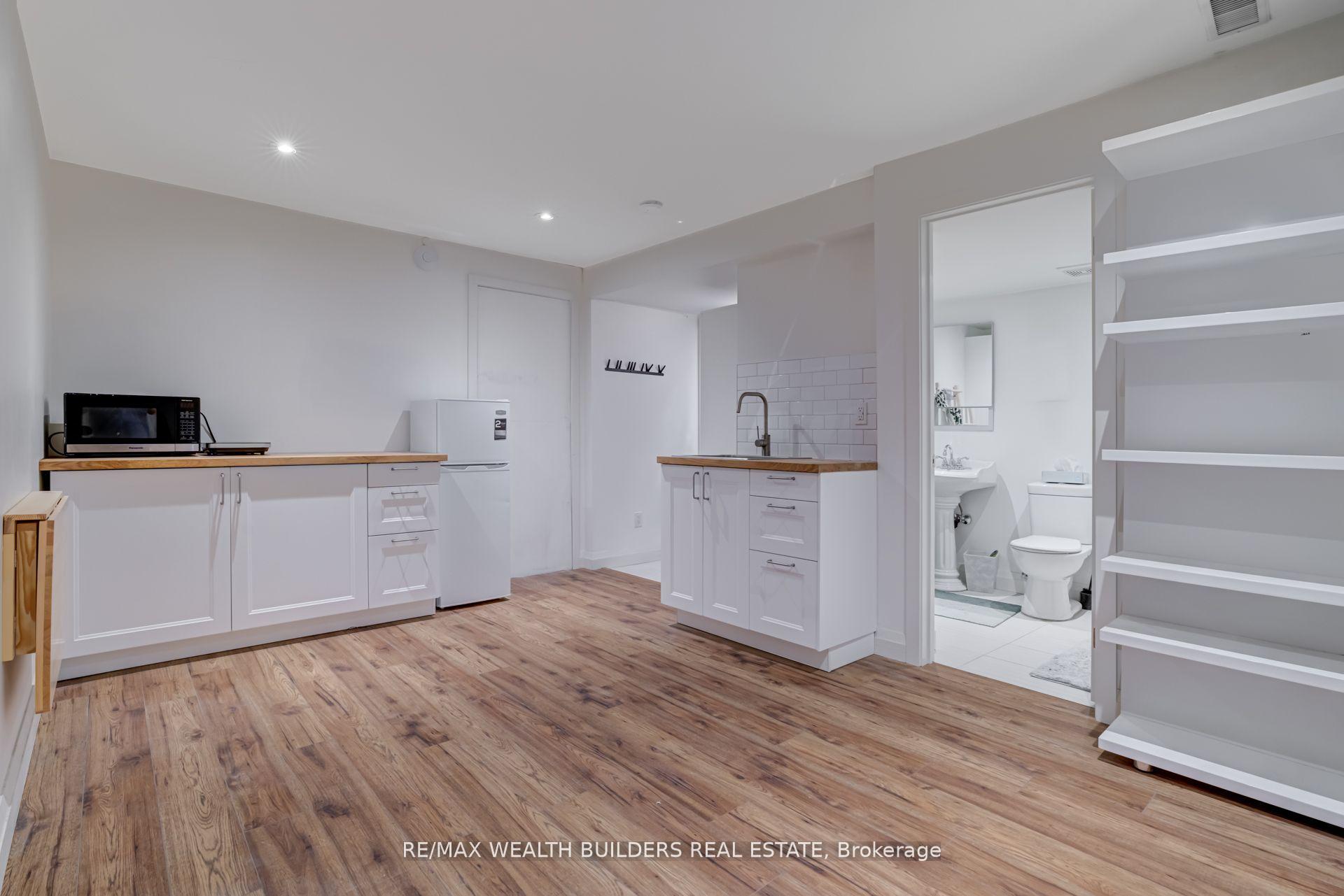 172 Indian Road Crescent Lower, Toronto W02 — photo 2 of 5