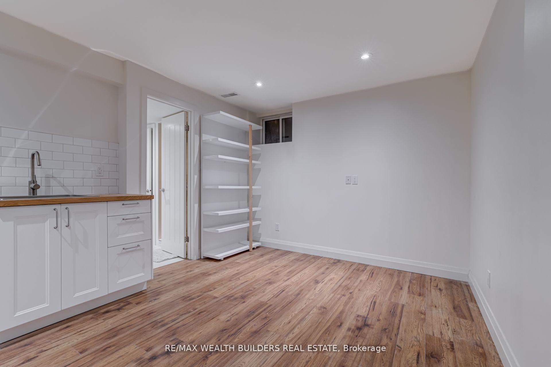 172 Indian Road Crescent Lower, Toronto W02 — photo 3 of 5