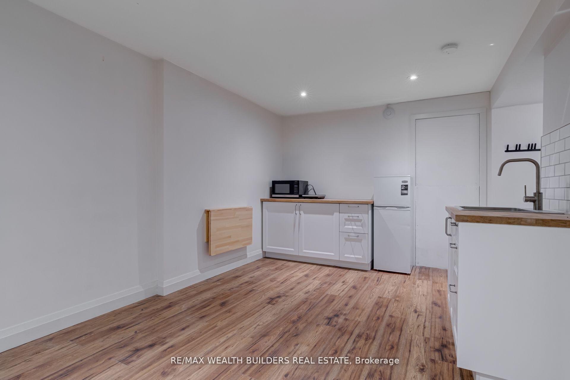 172 Indian Road Crescent Lower, Toronto W02 — photo 4 of 5