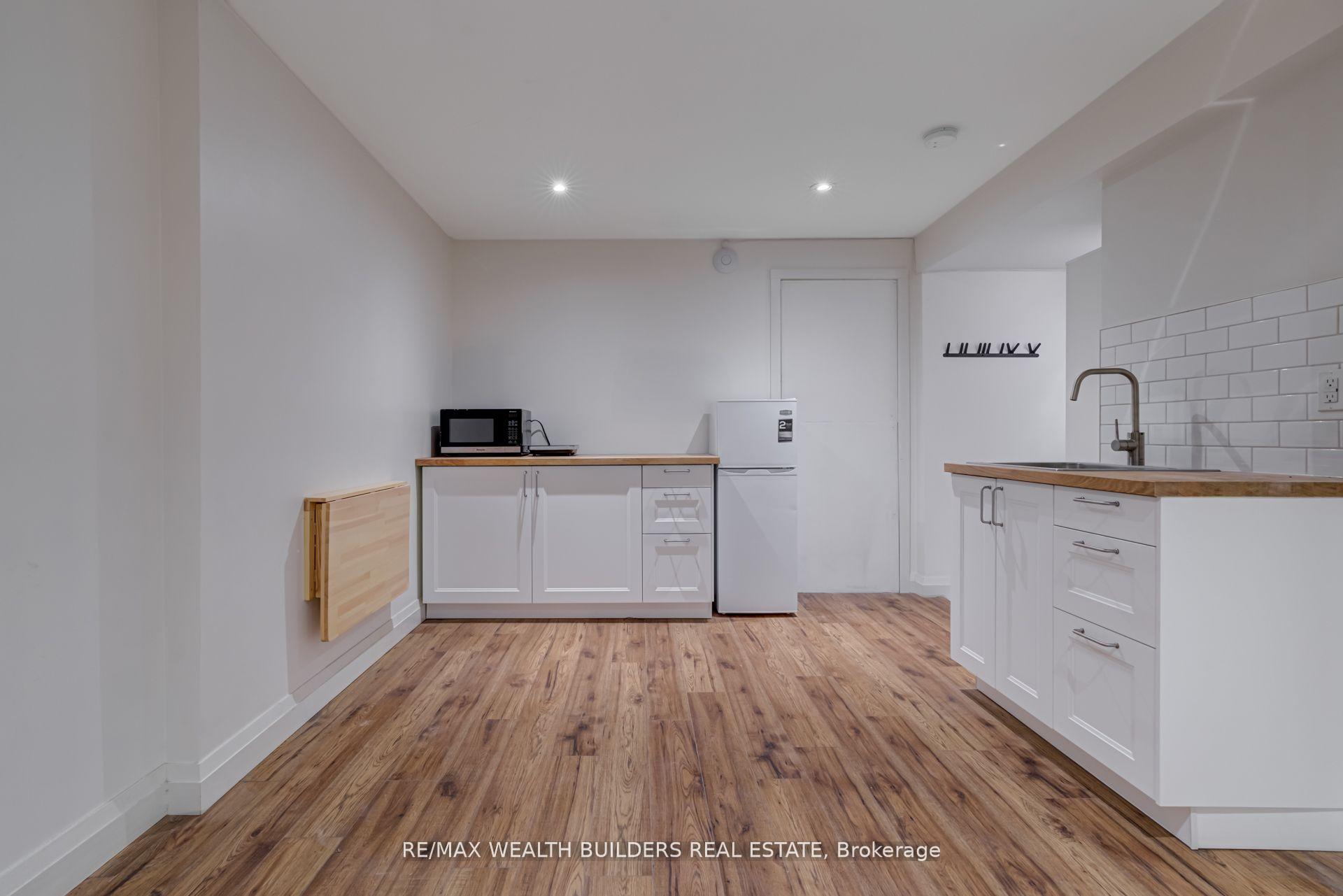172 Indian Road Crescent Lower, Toronto W02 — photo 5 of 5