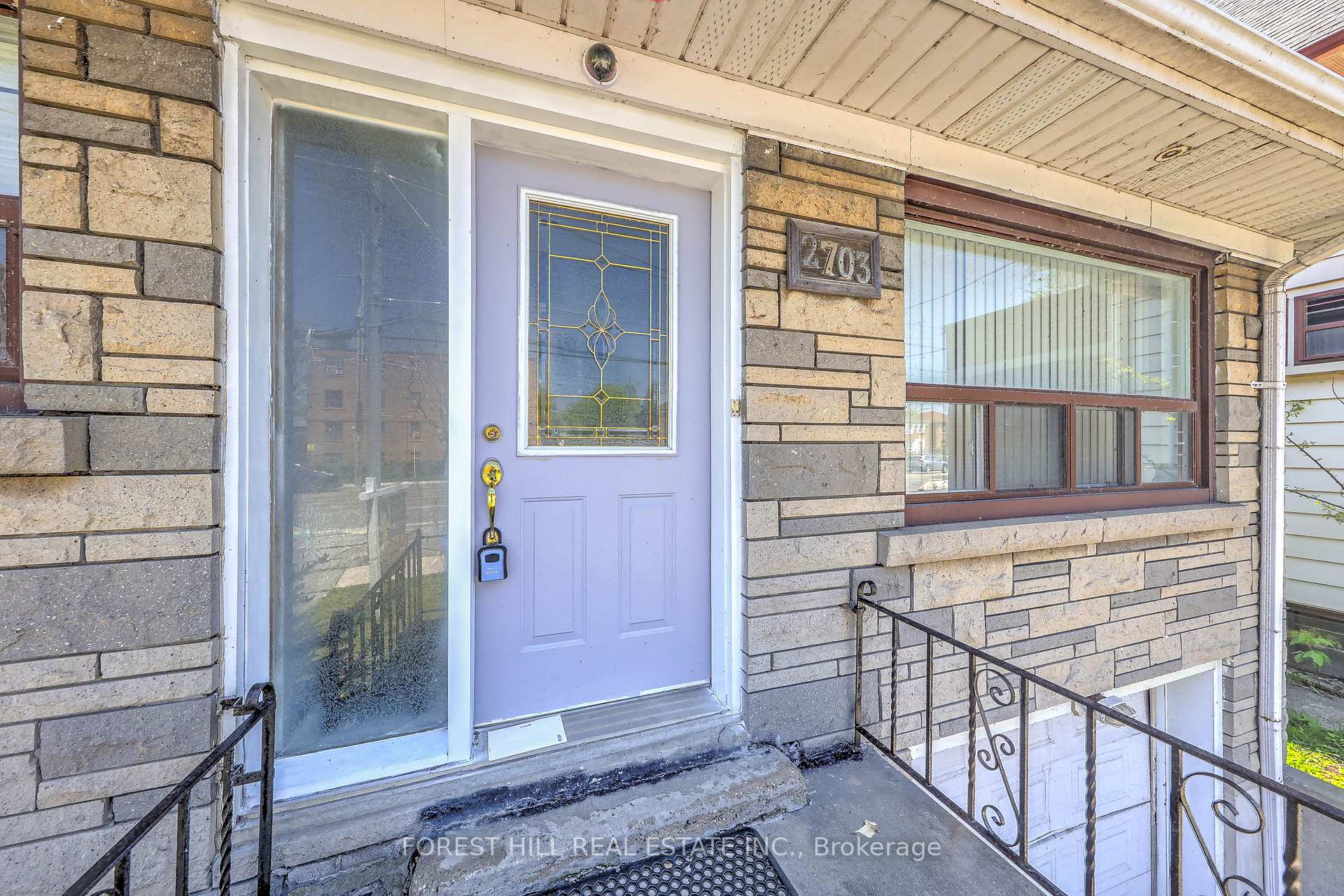 2703 Lake Shore Boulevard W, Toronto W06 — photo 4 of 5