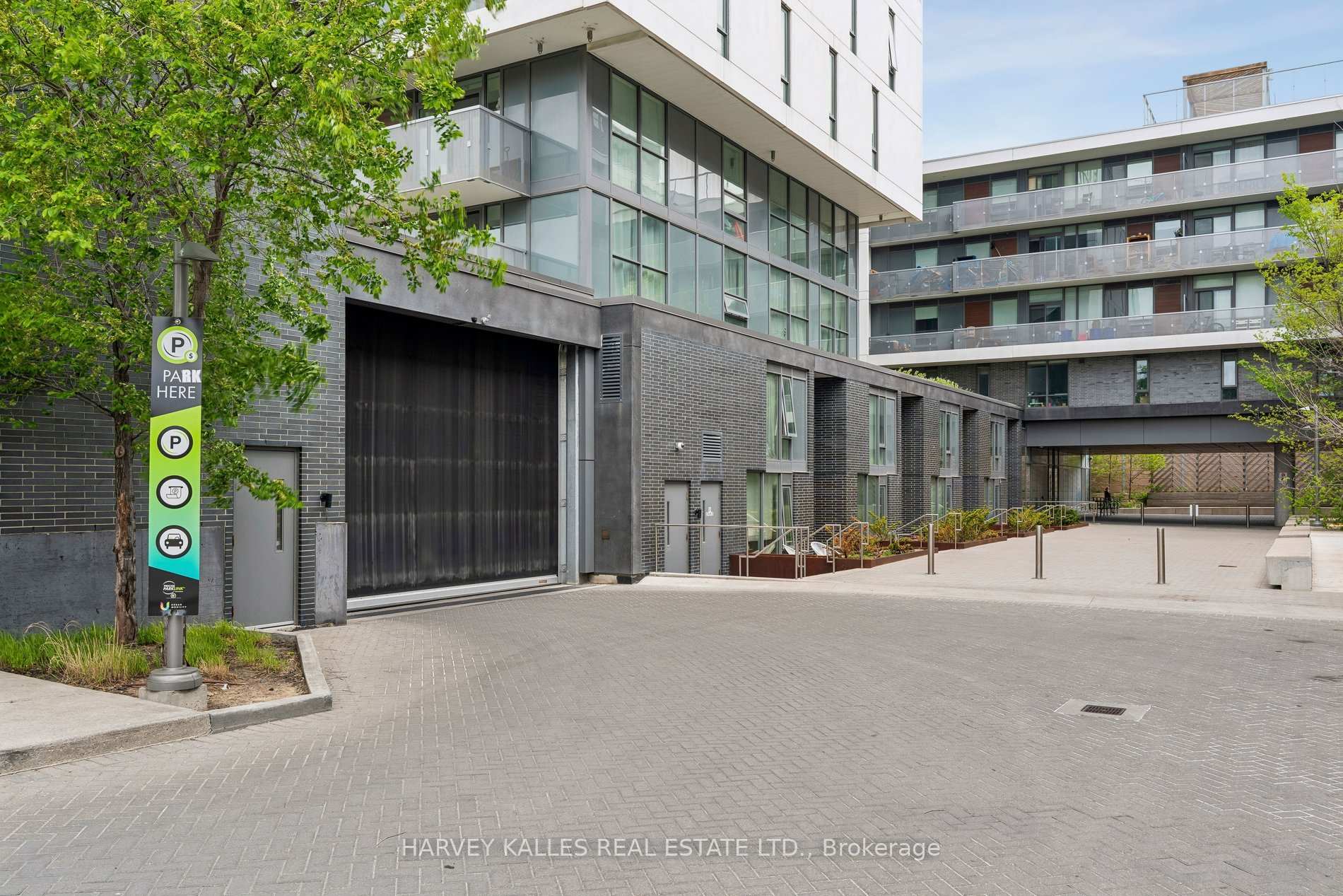 152 Flemington Road Th104, Toronto W04 — photo 2 of 5