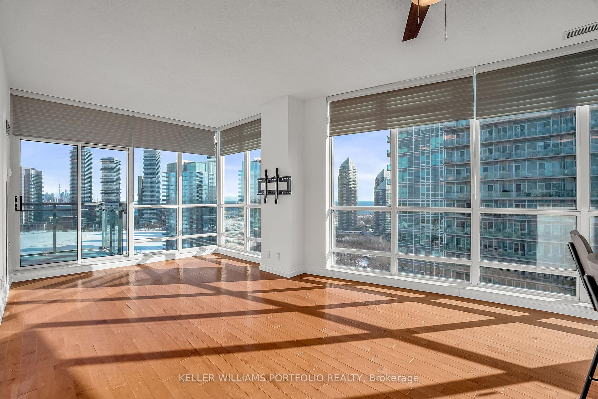 185 Legion Road N PH7, Toronto W06 — photo 3 of 5