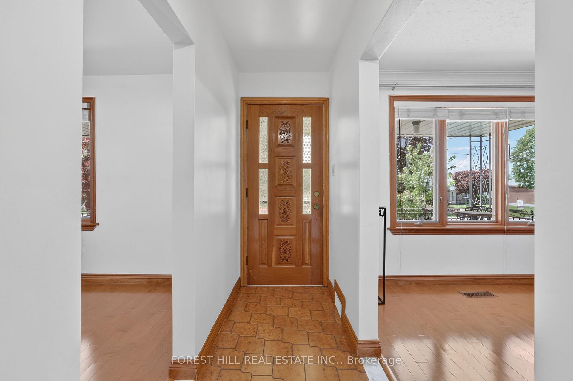 11 Fairweather Road, Toronto W04 — photo 2 of 5