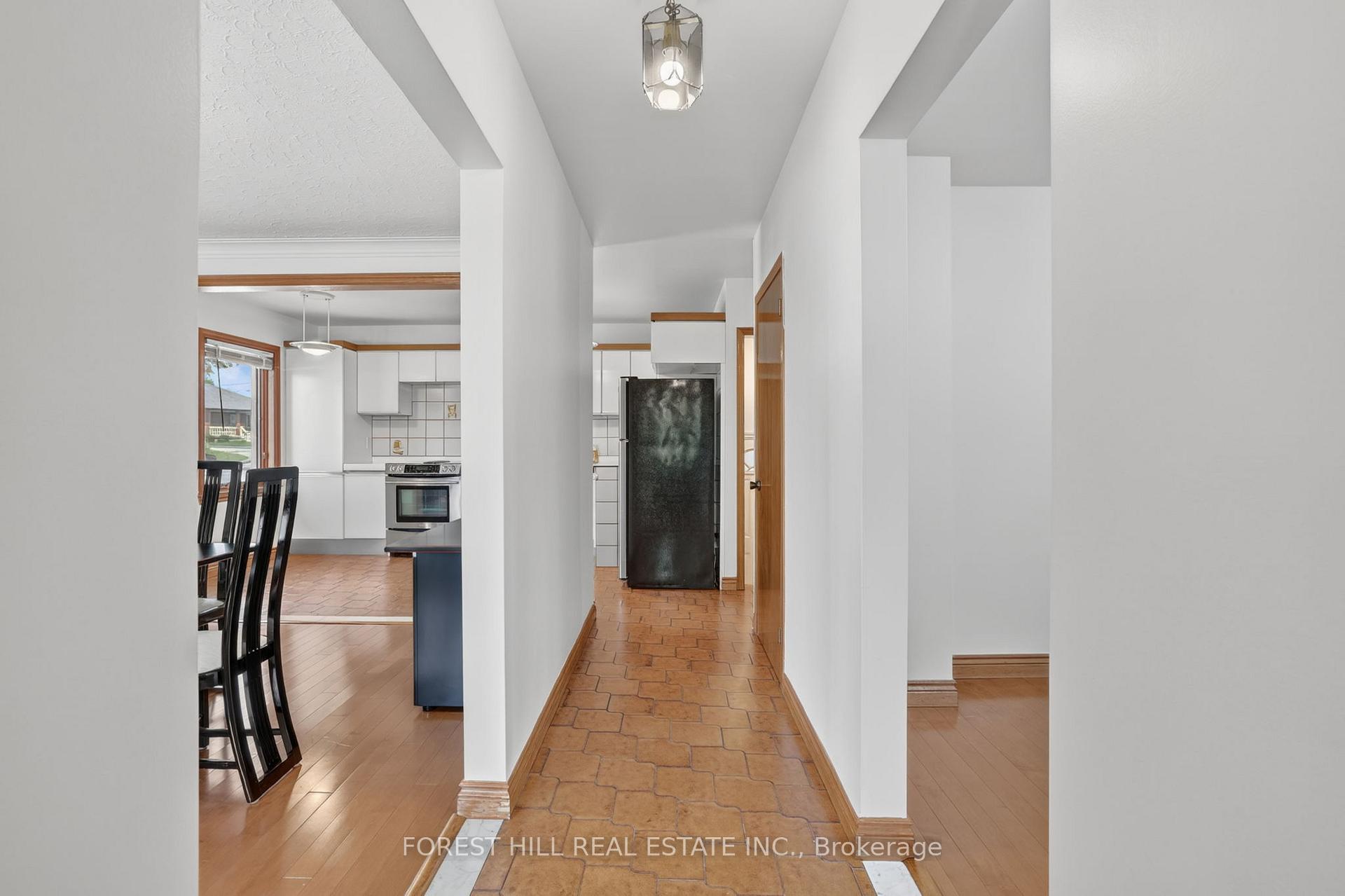 11 Fairweather Road, Toronto W04 — photo 3 of 5