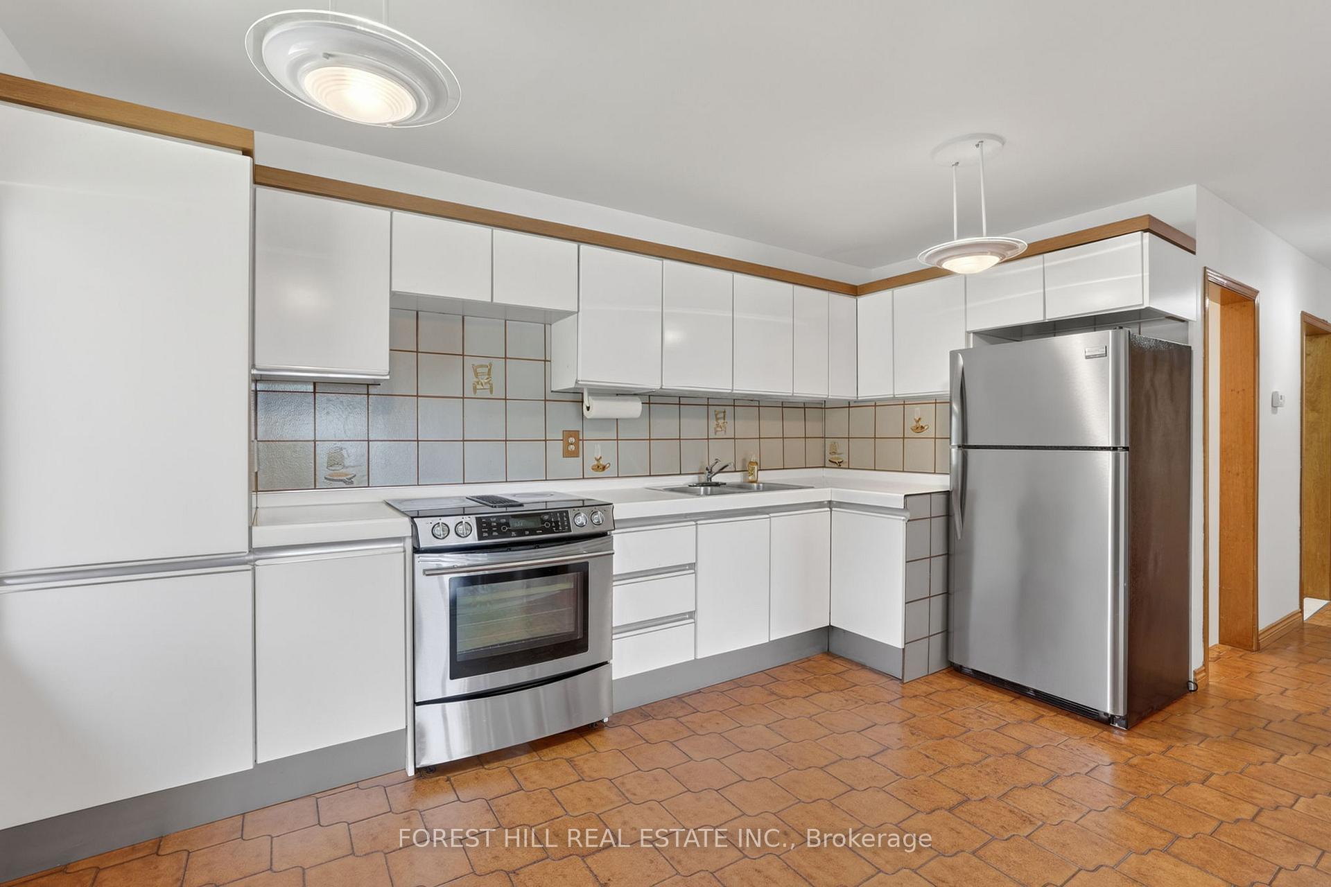 11 Fairweather Road, Toronto W04 — photo 4 of 5