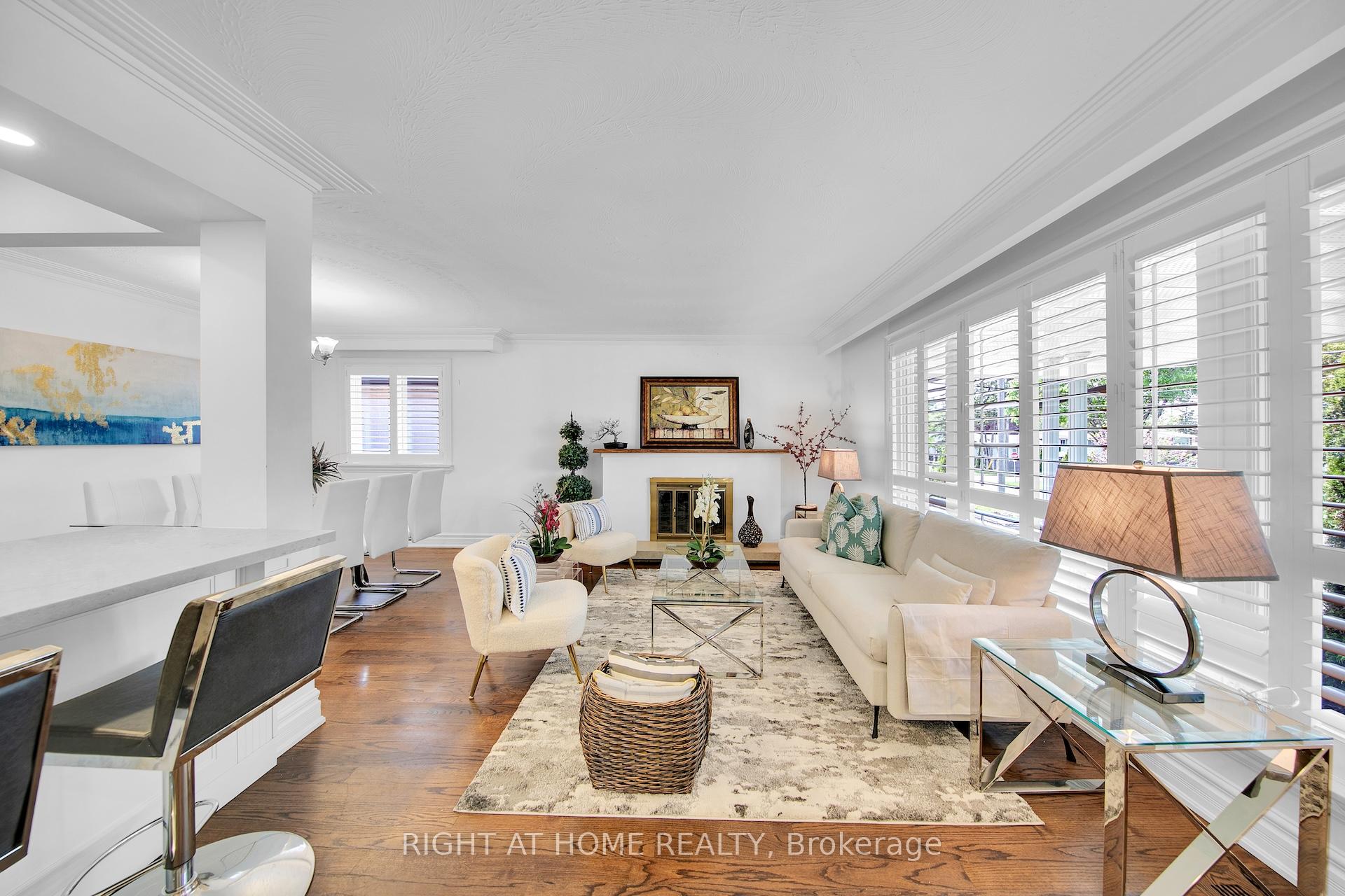 19 Wall Avenue, Toronto W04 — photo 2 of 5