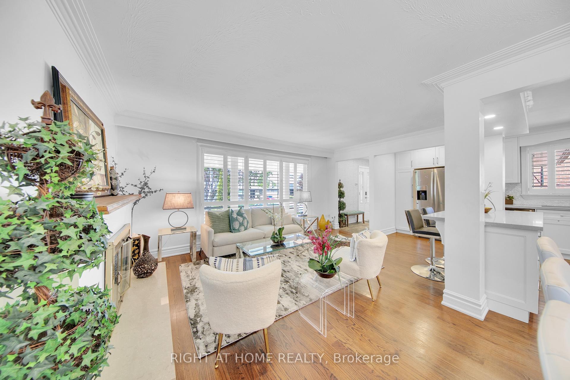 19 Wall Avenue, Toronto W04 — photo 4 of 5