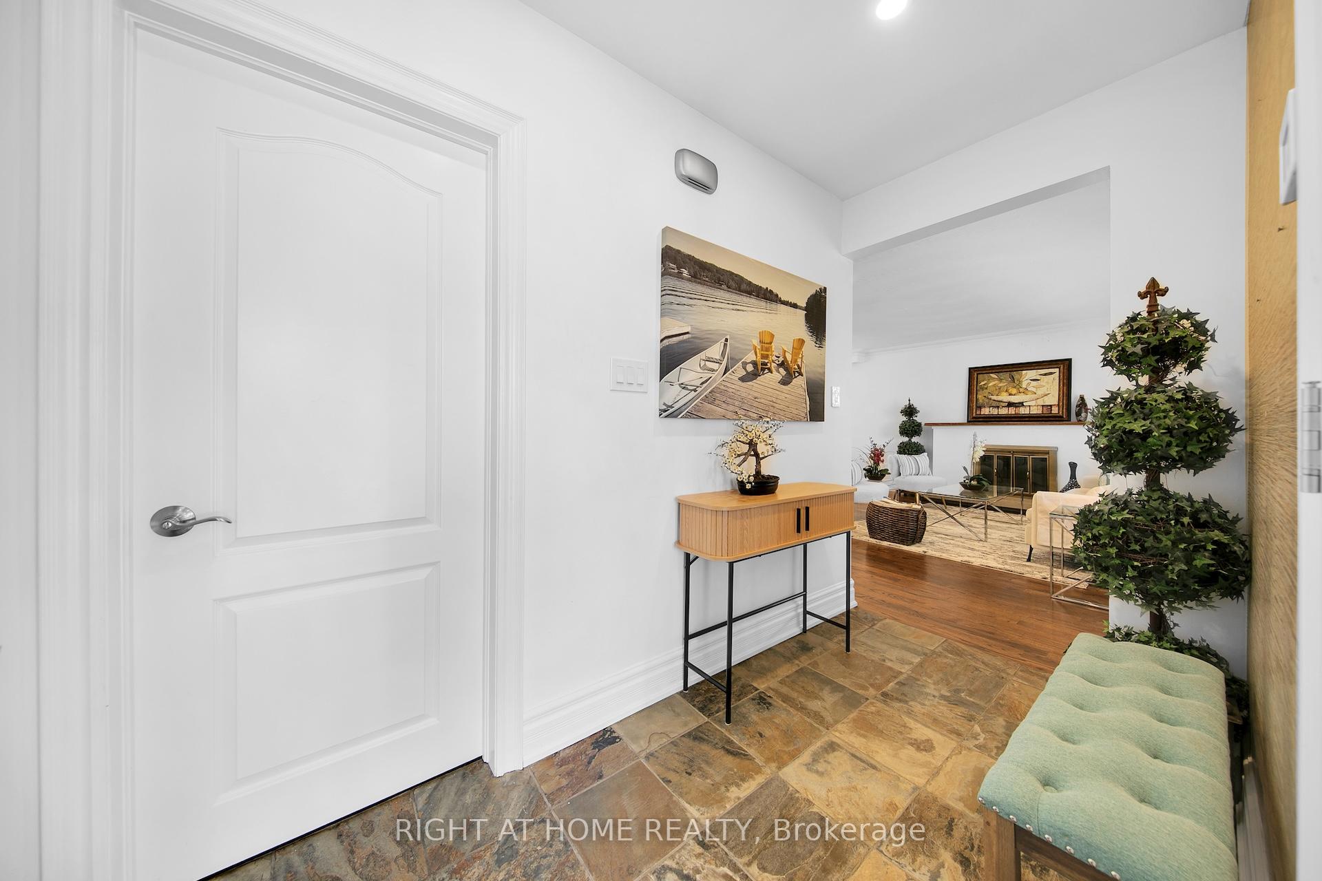 19 Wall Avenue, Toronto W04 — photo 5 of 5
