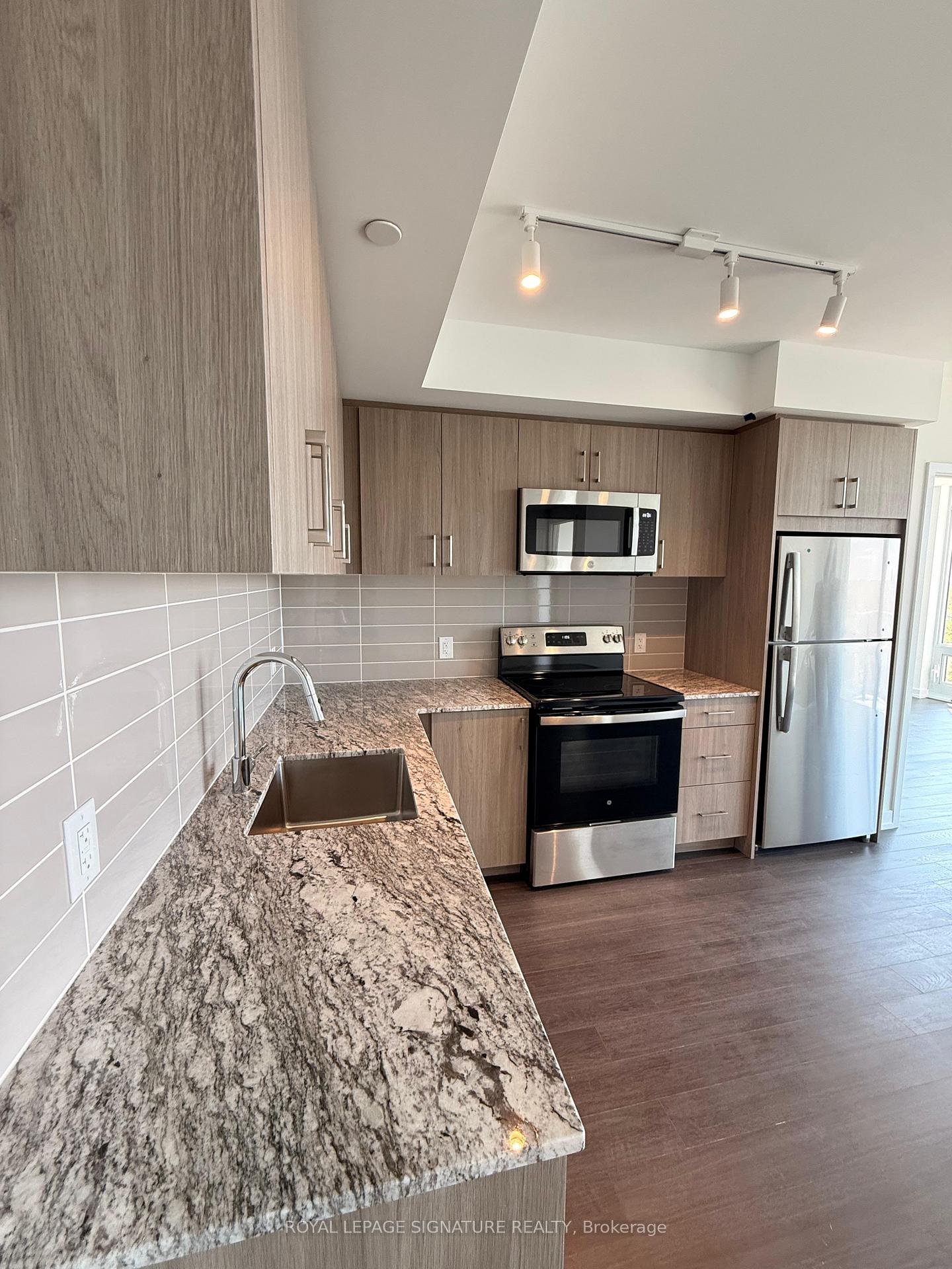 4000 Eglinton Avenue W 622, Toronto W09 — photo 3 of 5