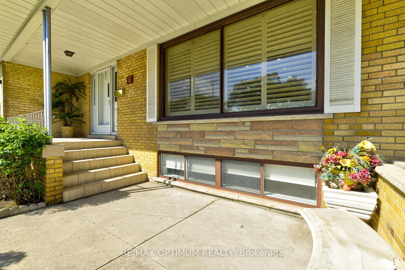 6 Evernby Boulevard, Toronto W09 — photo 3 of 5